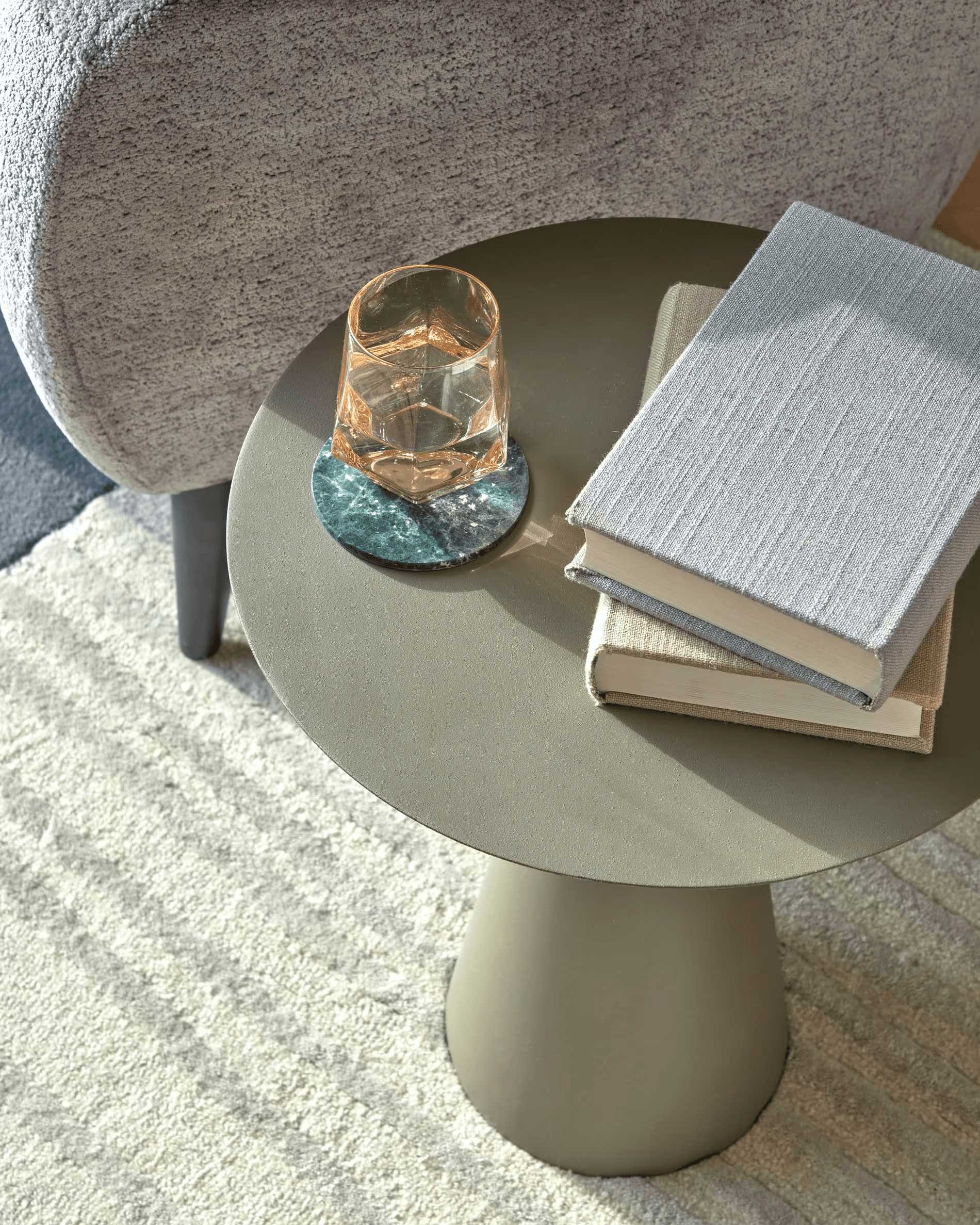 Stolik boczny SHIREL oliwkowy La Forma Eye on Design