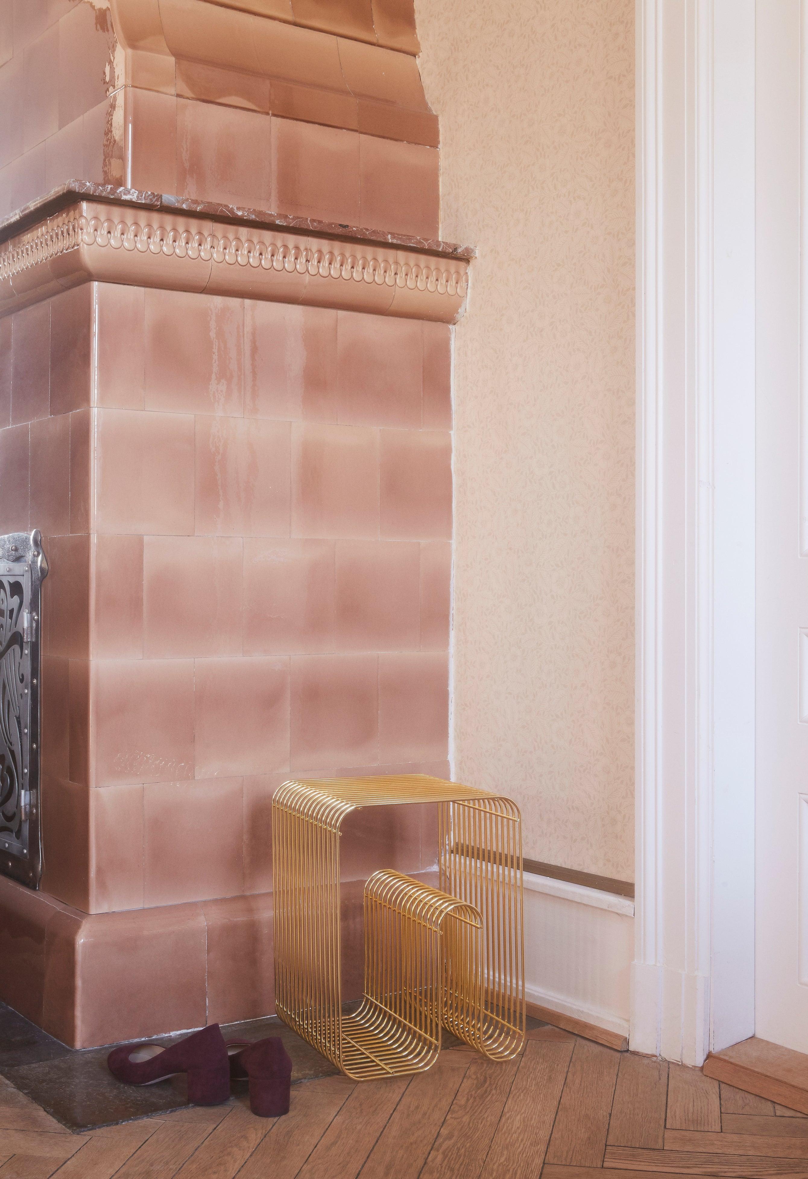 Stolik CURVA złoty AYTM Eye on Design