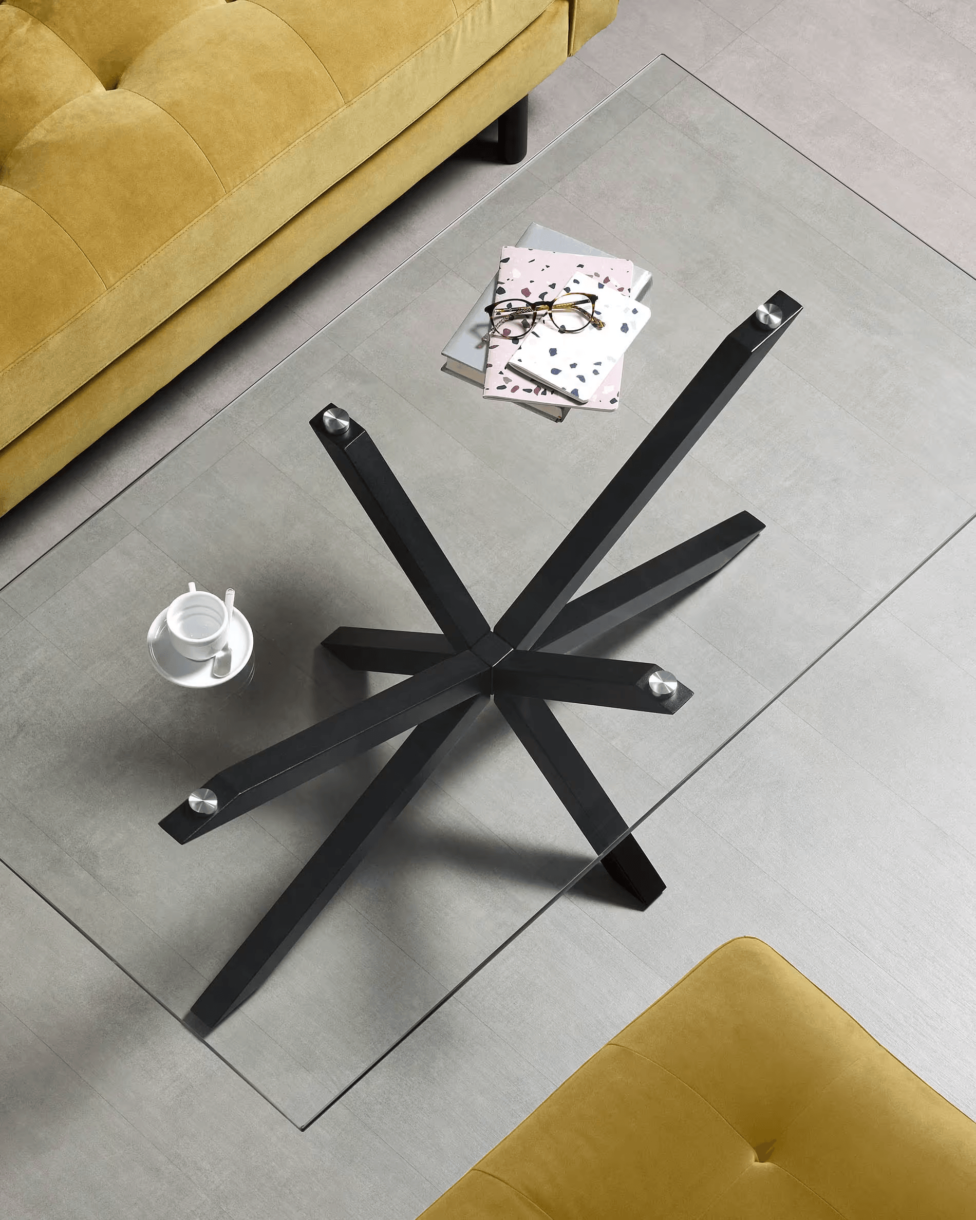 Stolik kawowy ARGO szklany z czarną podstawą La Forma Eye on Design