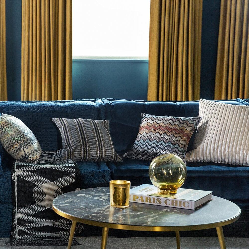 Stolik kawowy MARBLE LOOK czarny ze złotą podstawą Pols Potten Eye on Design