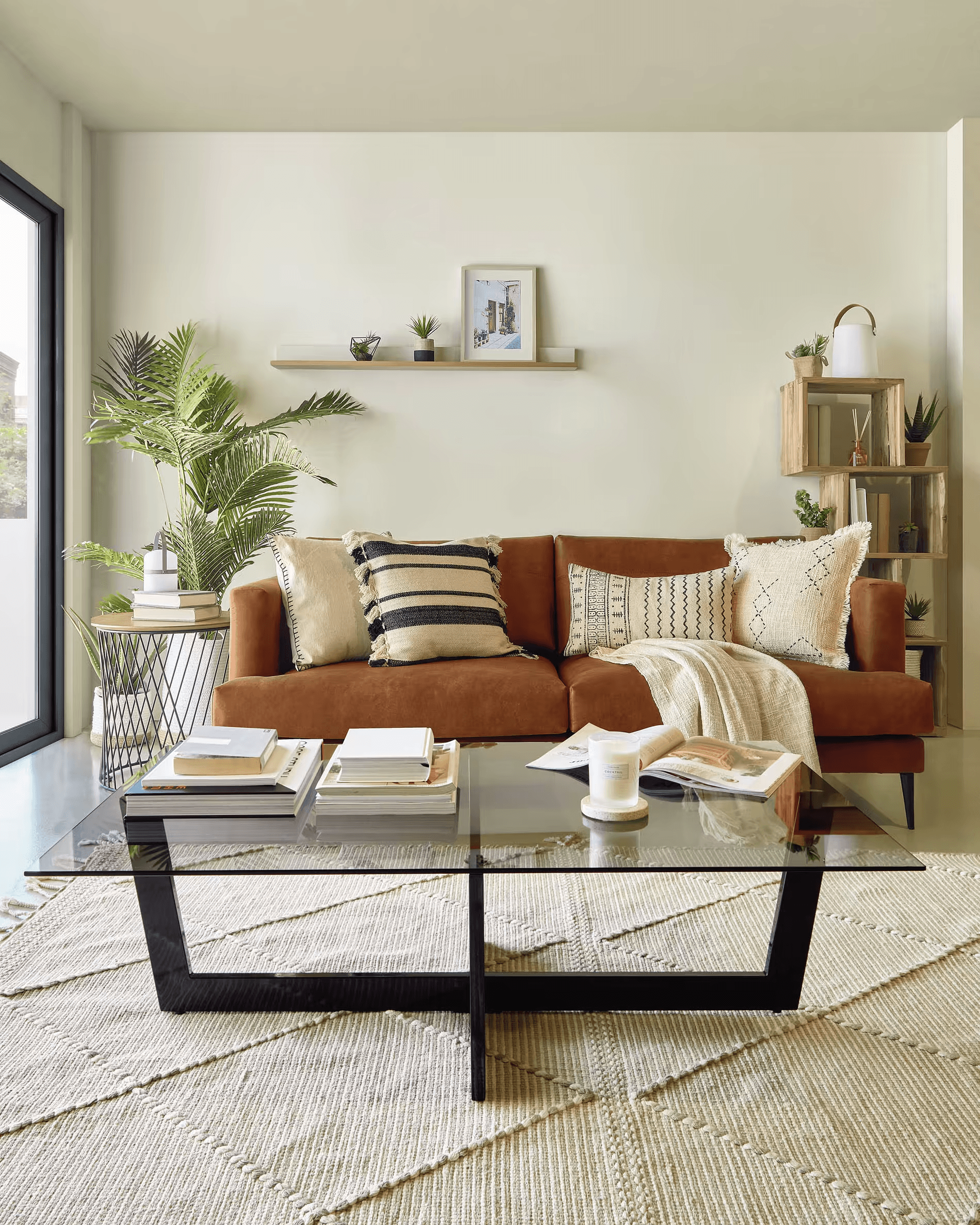 Stolik kawowy PLAM czarne szkło z czarną podstawą La Forma Eye on Design