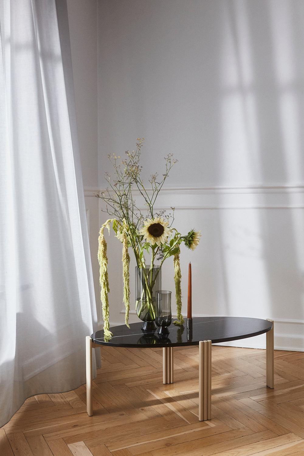 Stolik kawowy TRIBUS czarny marmur z beżową podstawą AYTM Eye on Design