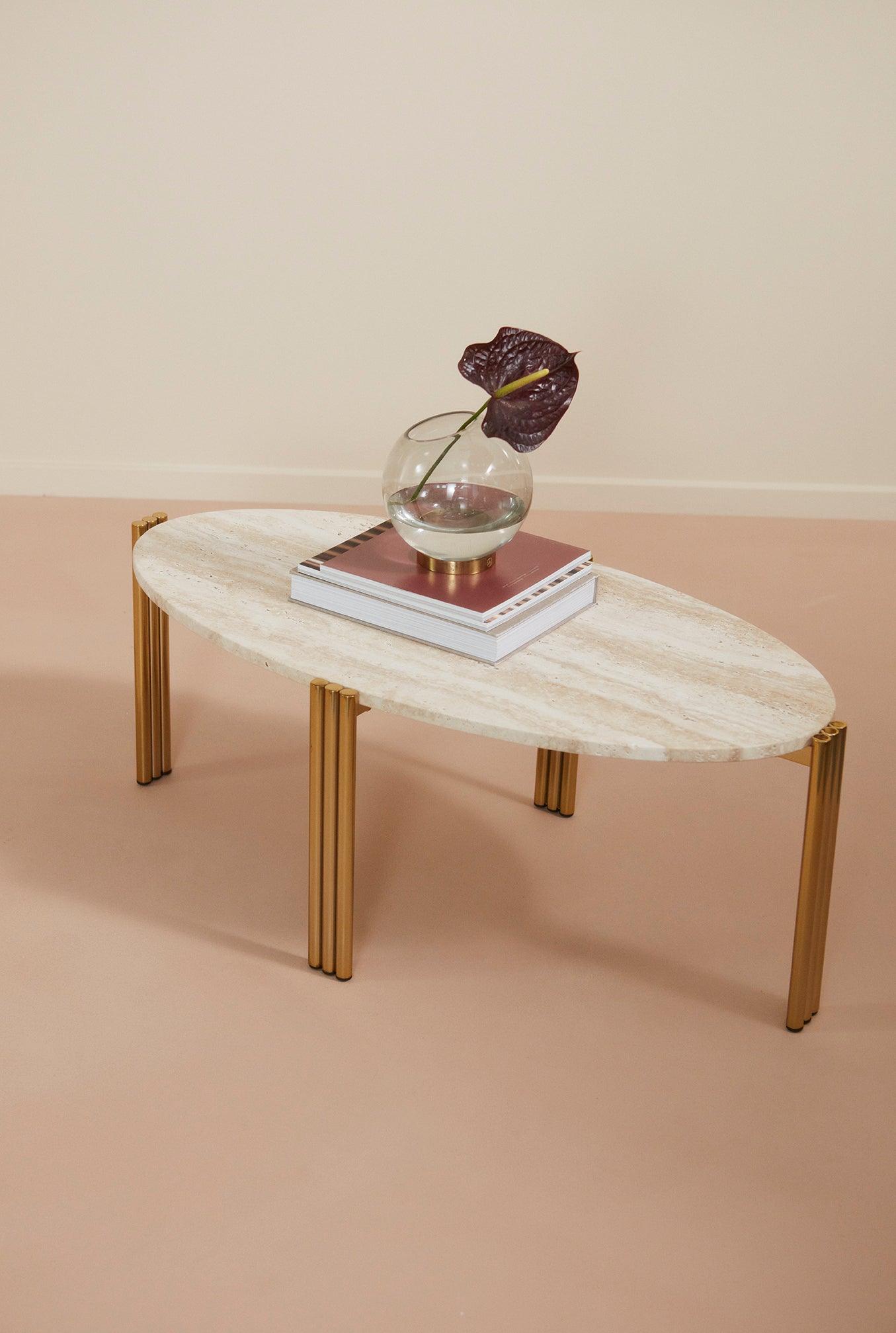 Stolik kawowy TRIBUS jasny blat ze złotą podstawą AYTM Eye on Design