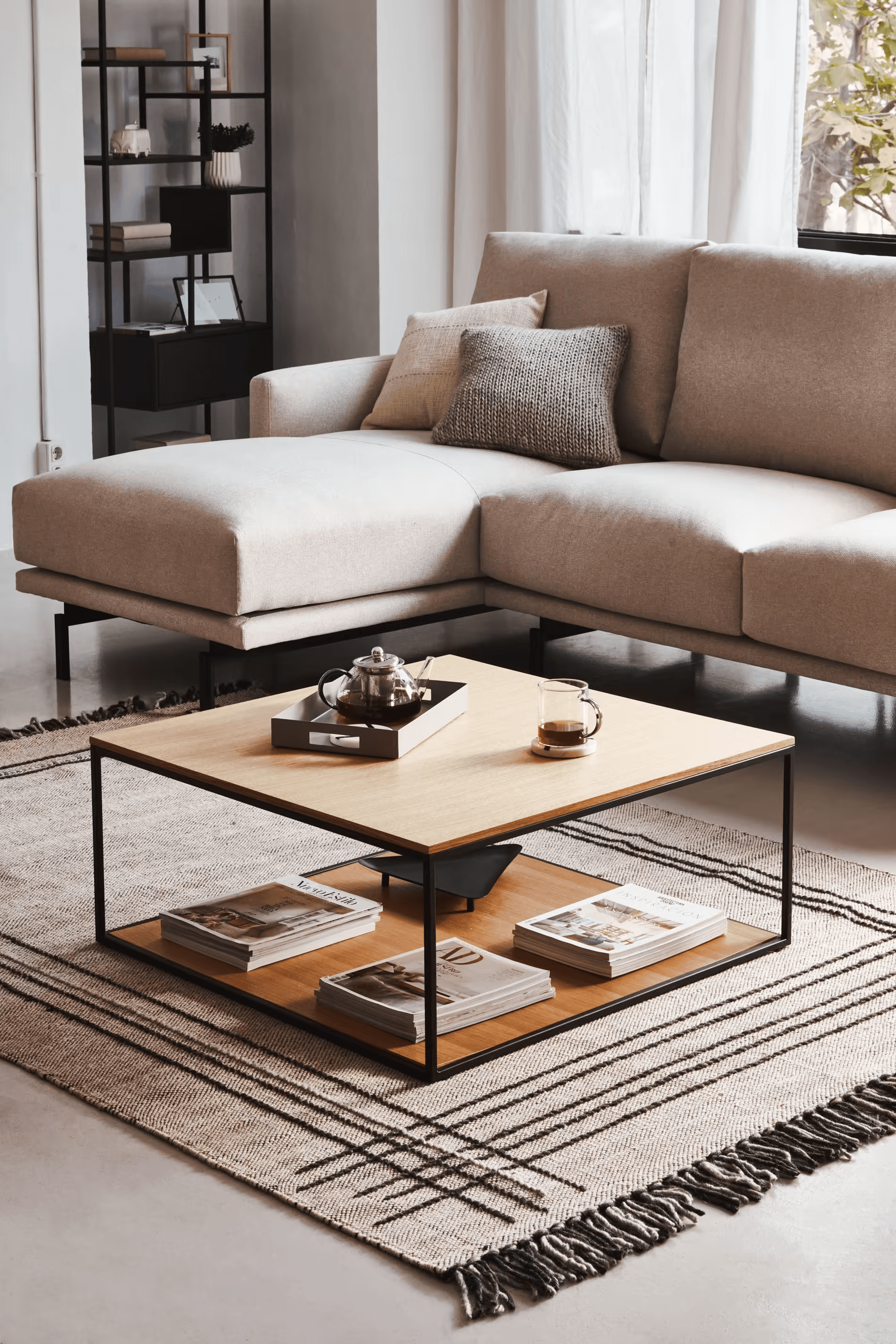 Stolik kawowy YOANA fornir dębowy z czarną ramą La Forma Eye on Design