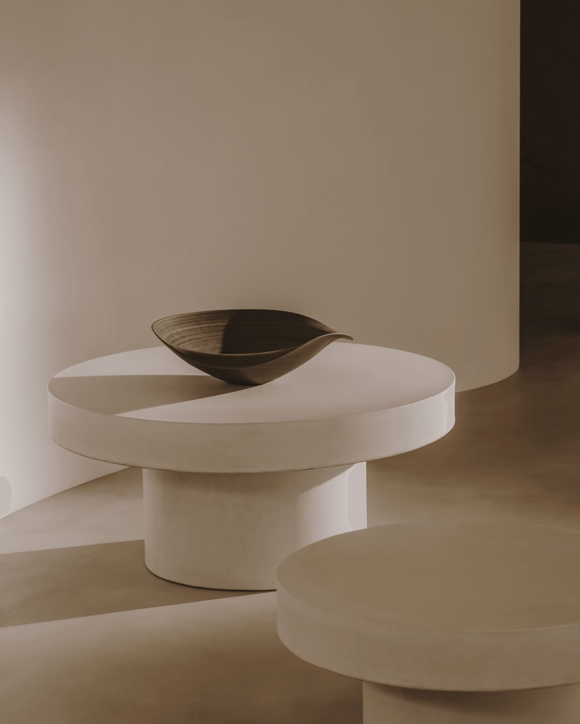 Stolik kawowy z cementu AIGUABLAVA kremowy La Forma Eye on Design