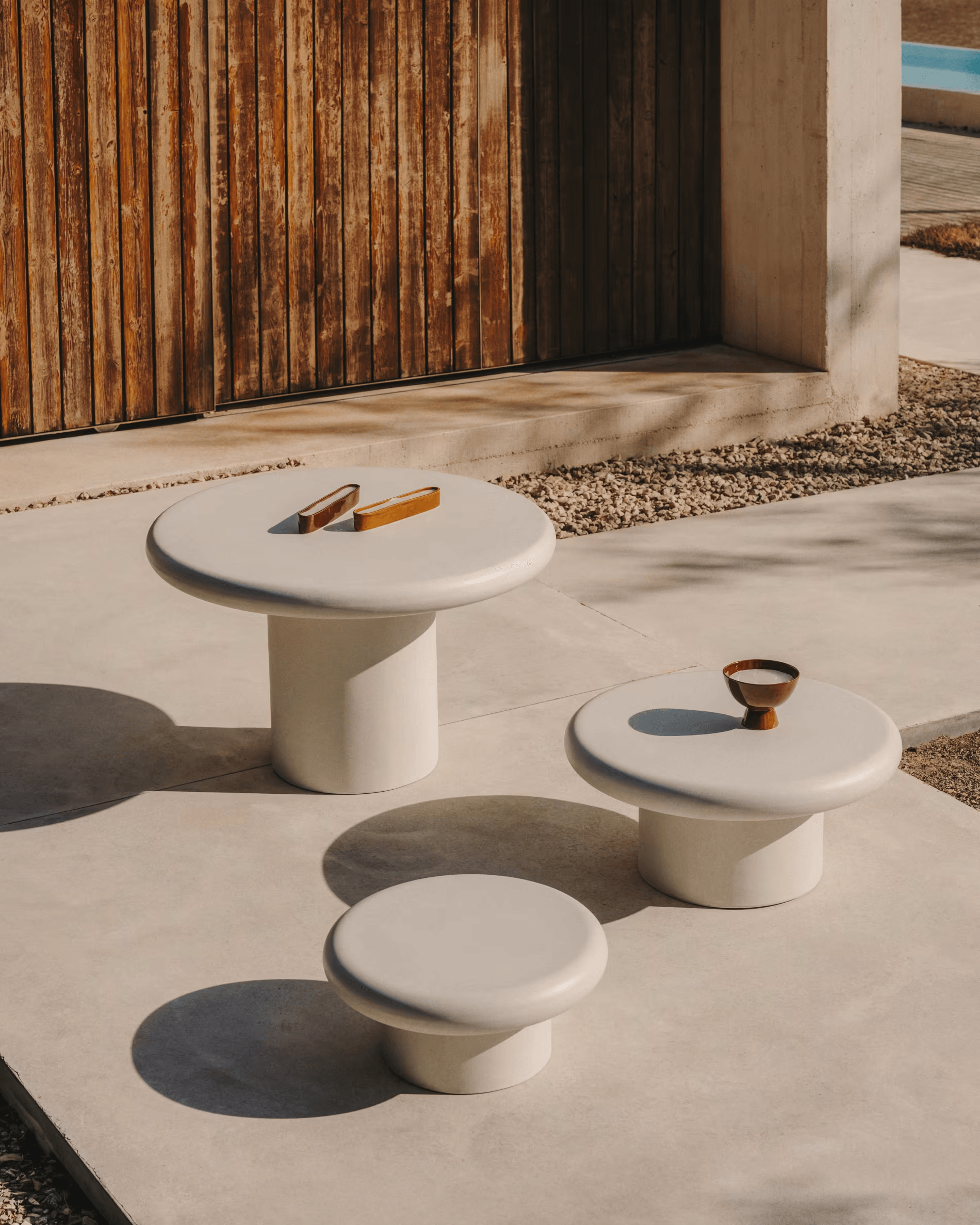 Stolik kawowy zewnętrzny ADDAIA biały cement La Forma Eye on Design