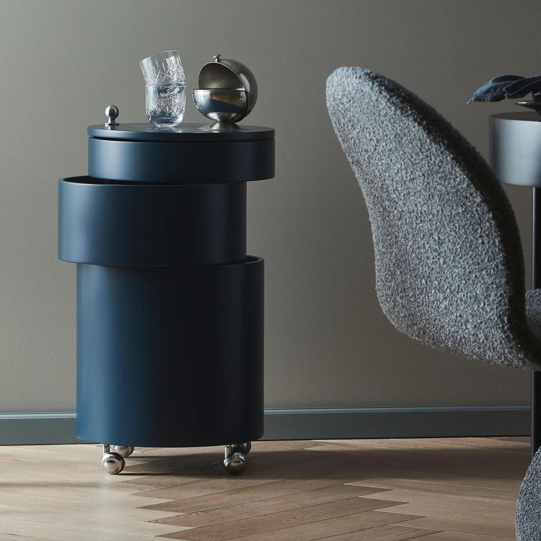 Stolik na kółkach BARBOY niebieski Verpan Eye on Design