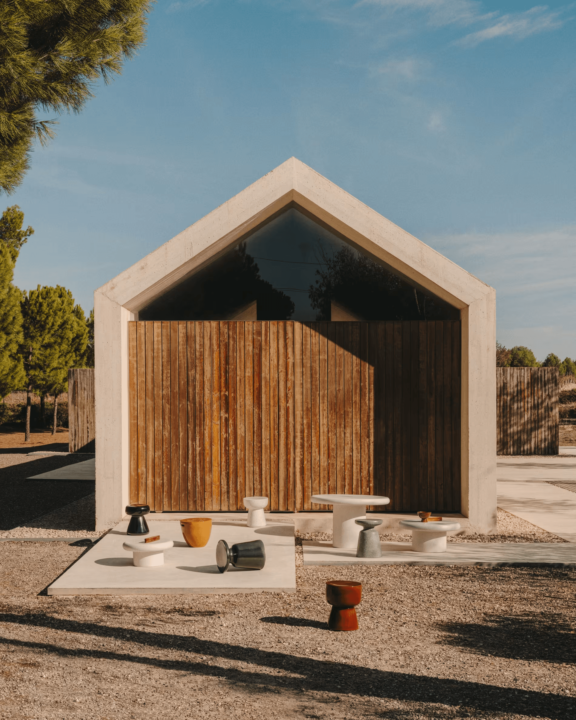 Stolik pomocniczy ogrodowy MESQUIDA szkliwiona terakota La Forma Eye on Design