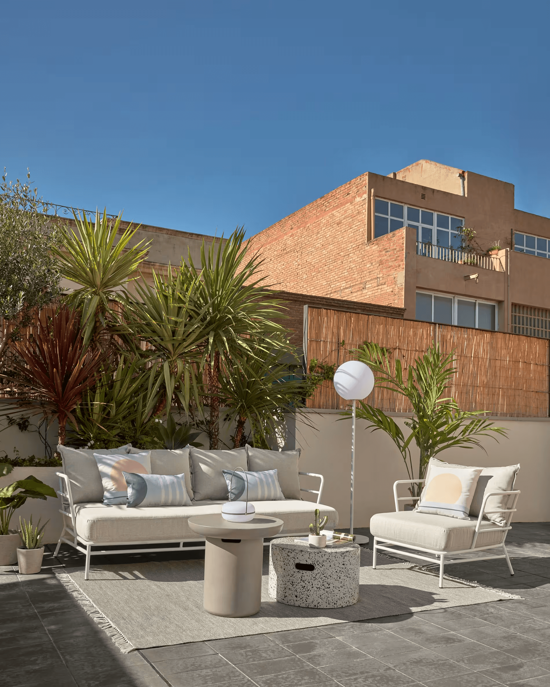 Stolik pomocniczy ogrodowy z cementu TAIMI szary La Forma Eye on Design