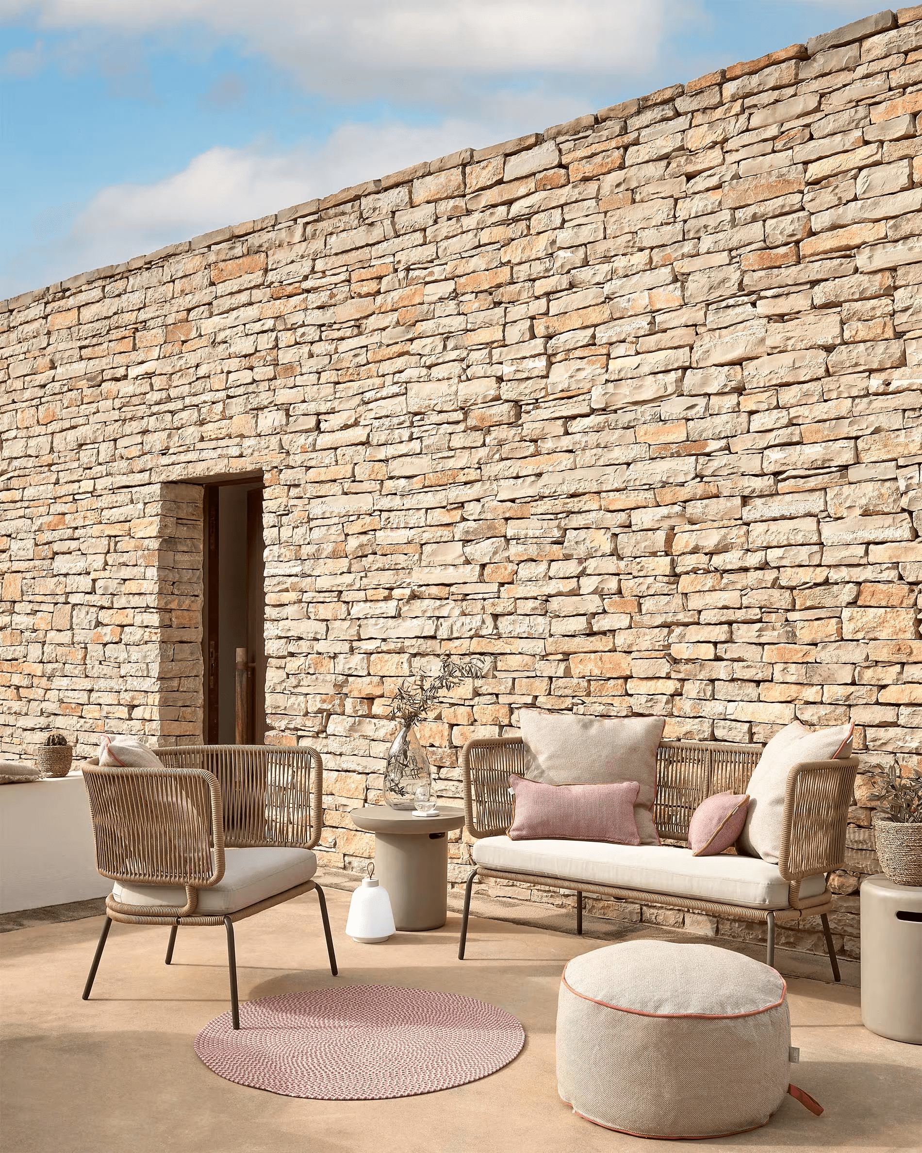 Stolik pomocniczy ogrodowy z cementu TAIMI szary La Forma Eye on Design