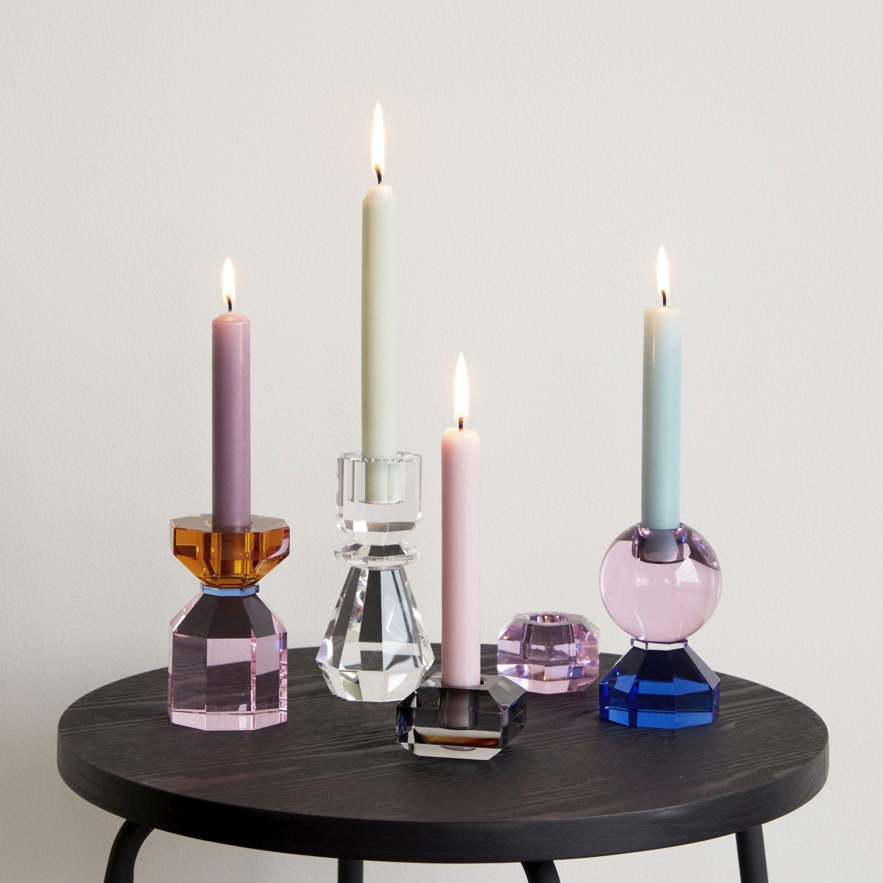 Świecznik GEM bursztynowy z różową podstawą Hübsch Eye on Design