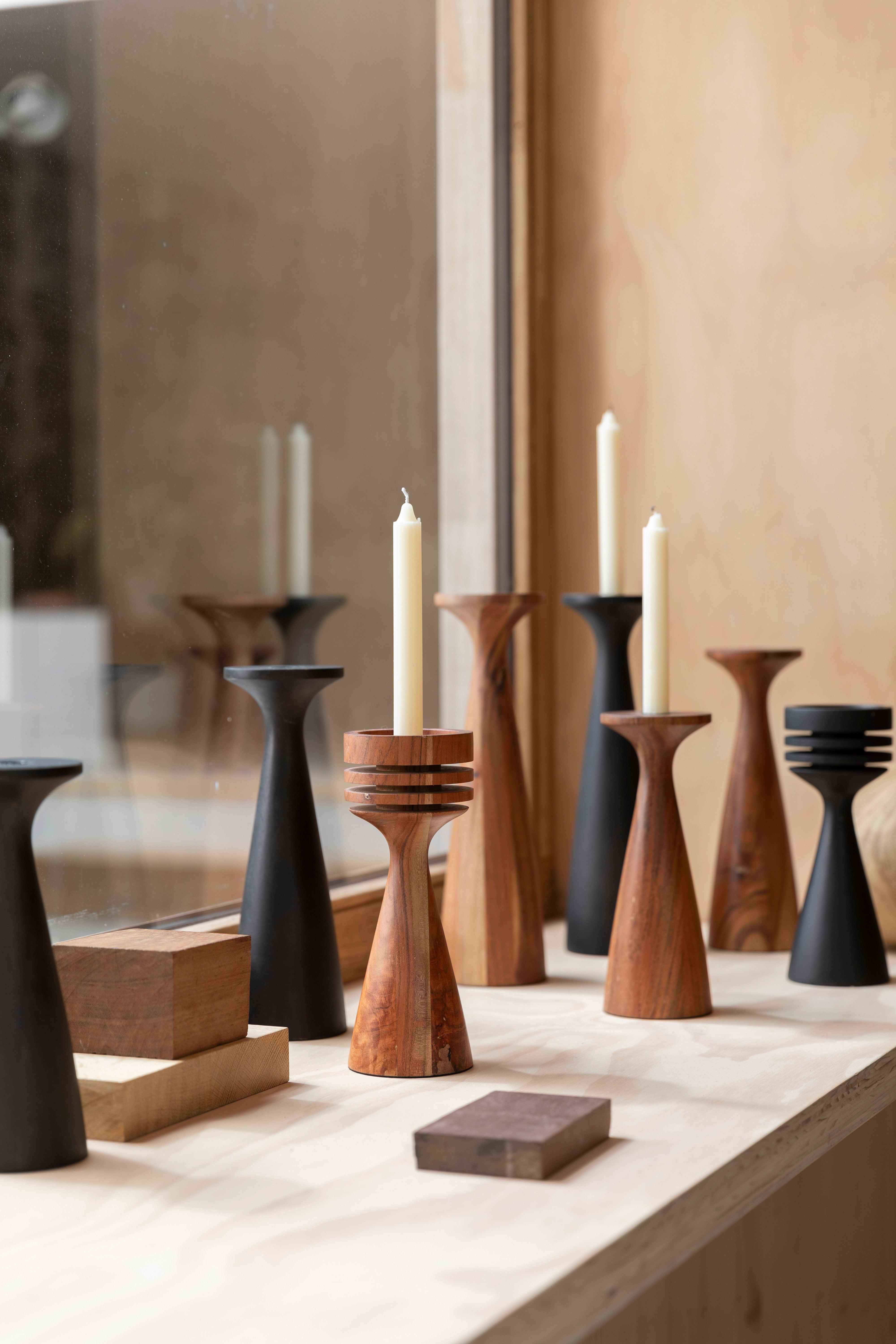 Świecznik HOOVER czarne drewno mango Zuiver Eye on Design