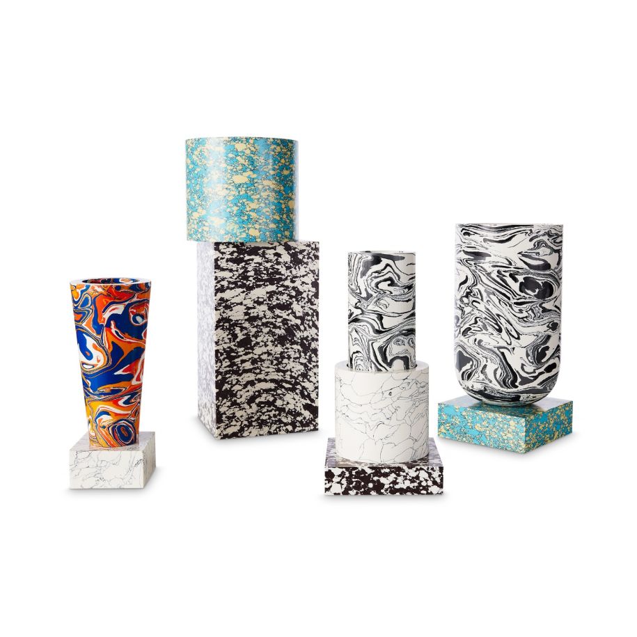 Wirbelvase Schwarz -Weiß -Marmor mit einer türkisfarbenen Basis