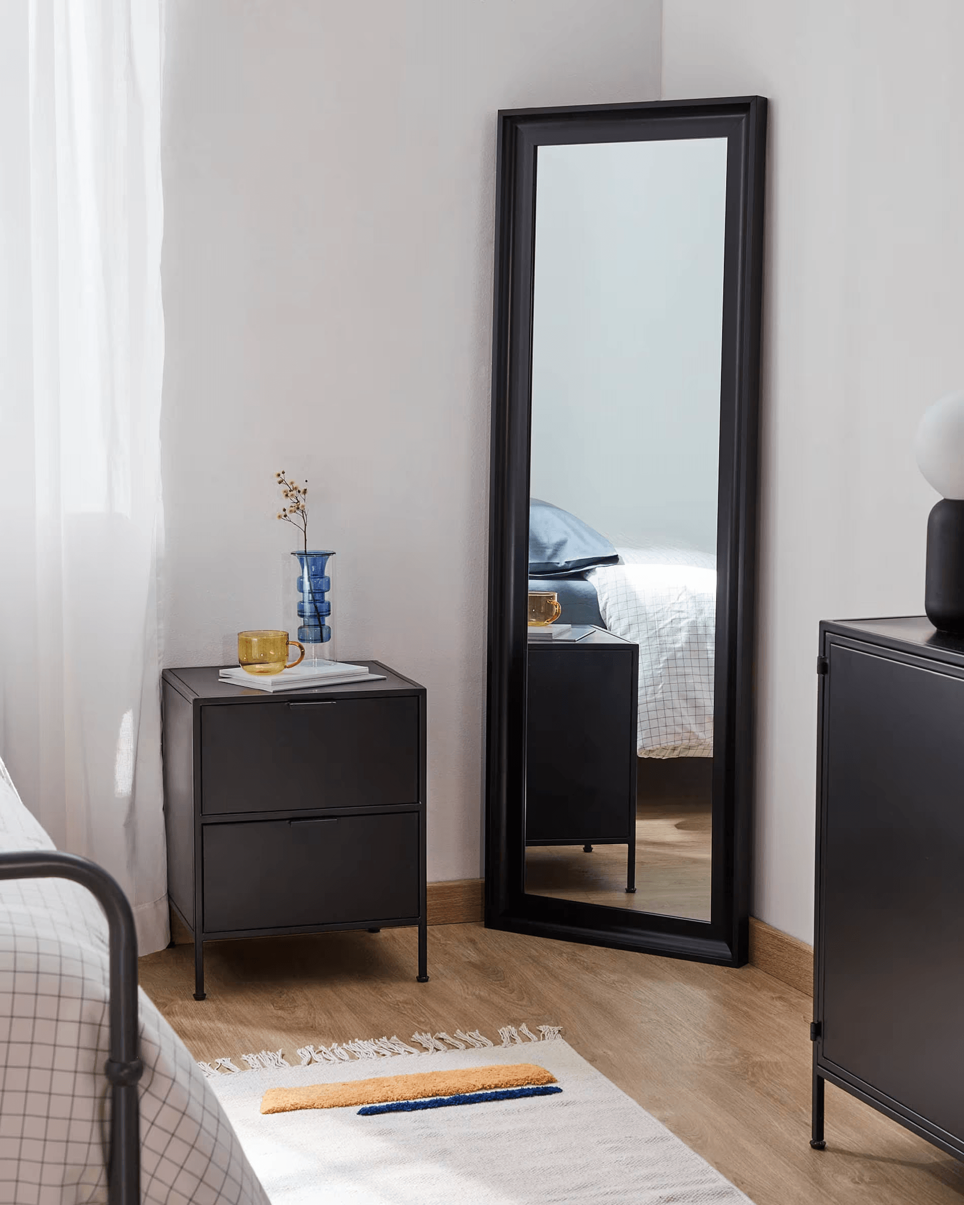 Szafka nocna SHANTAY czarny La Forma Eye on Design