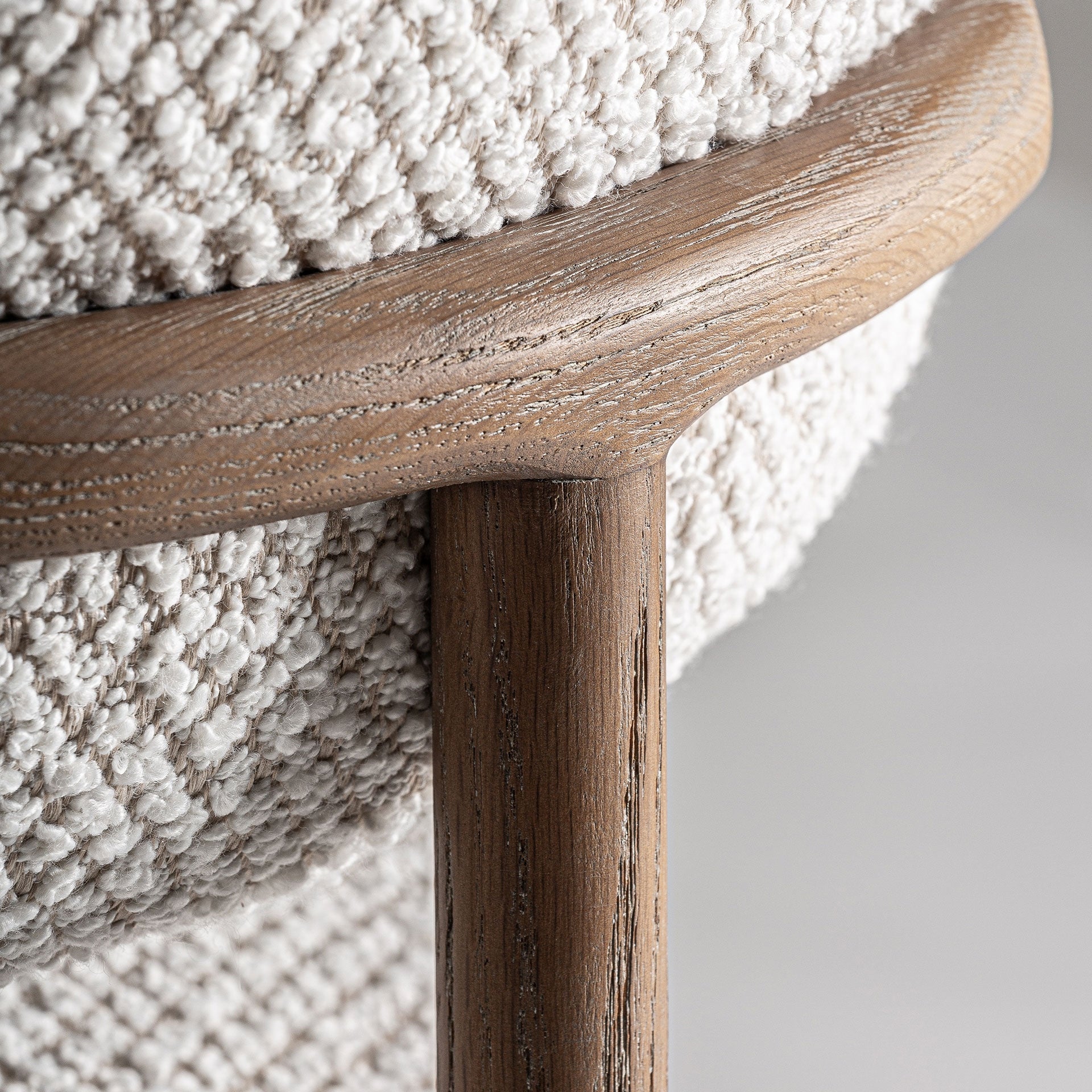 Hocker ERLEC jasbeige mit dunklem Eschenfuß