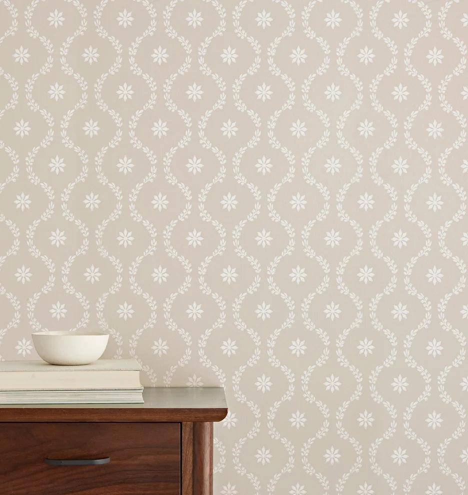 Tapeta geometryczna z motywem roślinnym i wzorem ogee ARCHIVE TRADITIONAL - Clandon jasna zieleń na ścianę – Cole & Son