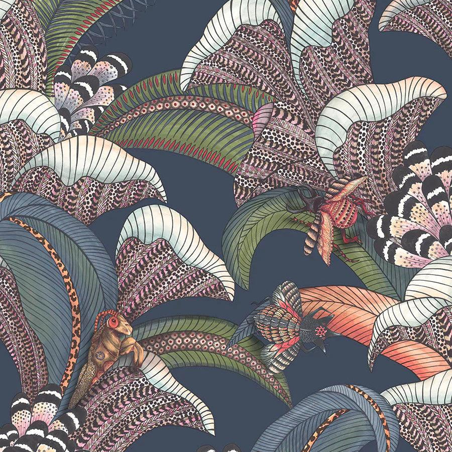 Tapeta z motywem roślinnym ARDMORE JABULA - Hoopoe Leaves granatowy – Cole & Son