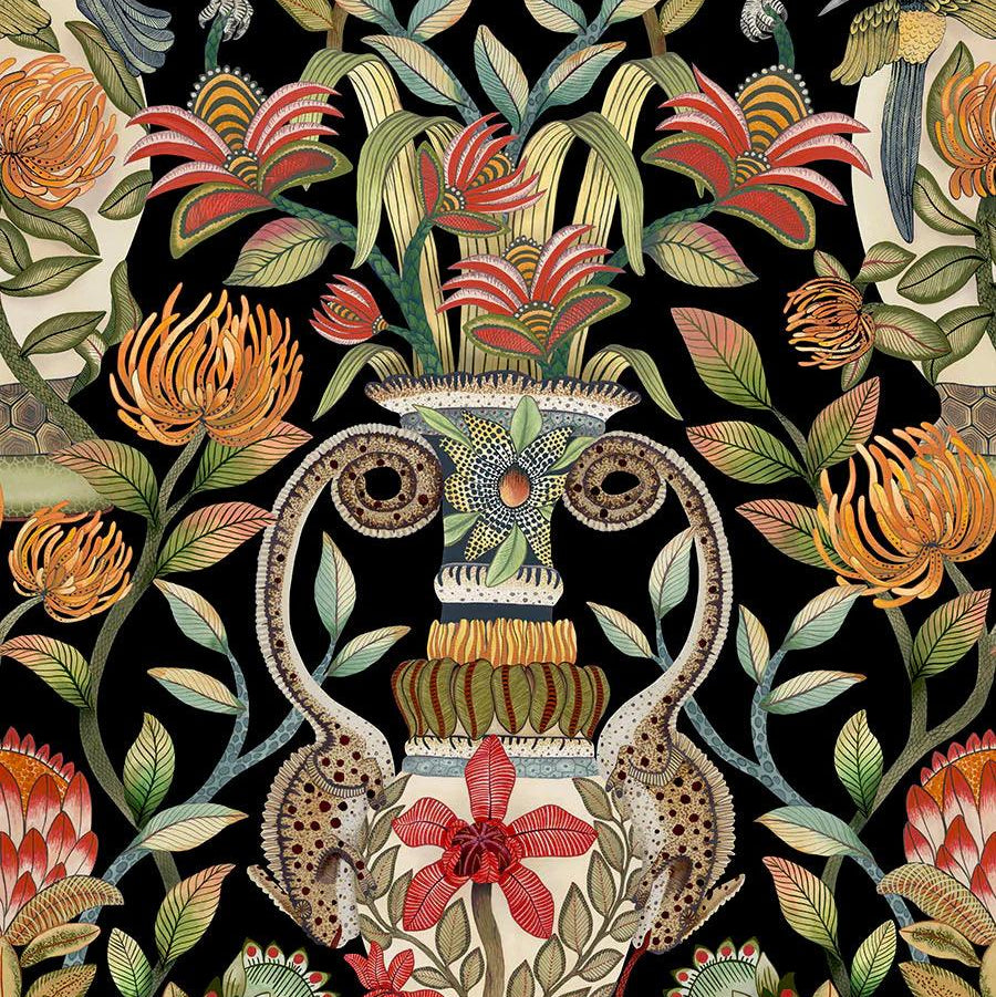 Tapeta z motywem roślinnym i zwierzęcym ARDMORE JABULA - Protea Garden czarny – Cole & Son