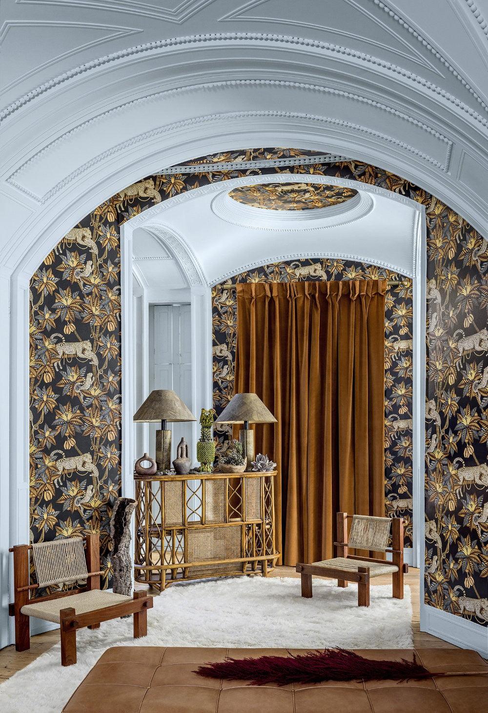 Wallpaper with plant and animal motif ARDMORE JABULA - Golden Satara on cream