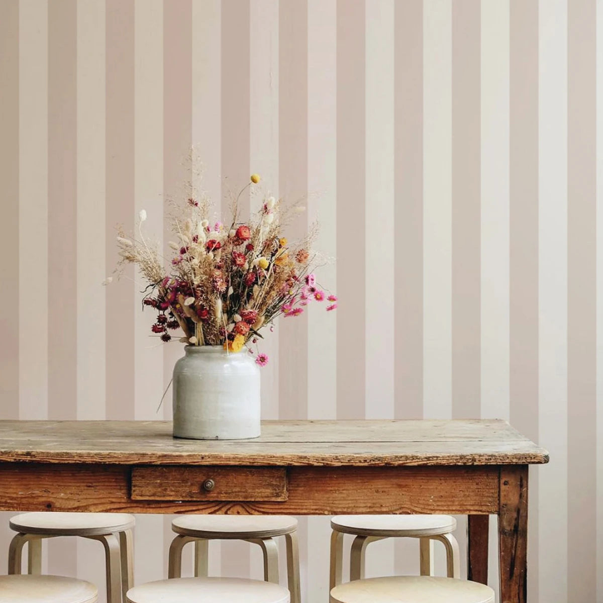 Vliesbehang met strepen BOLD STRIPE SAND zandkleurig