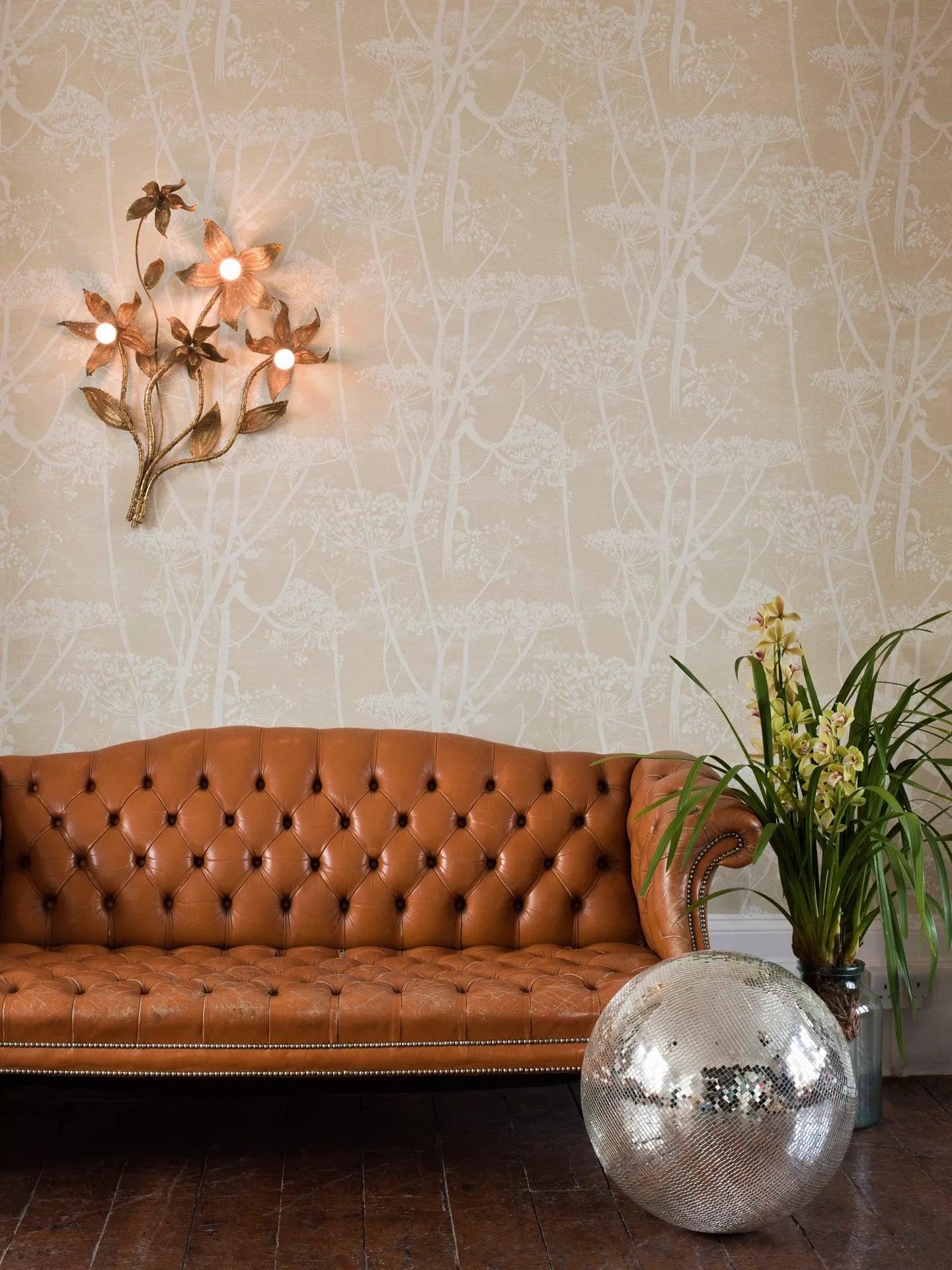 Wallpaper with a plant motif of cow parsley CONTEMPORARY COLLECTION - Light Blue