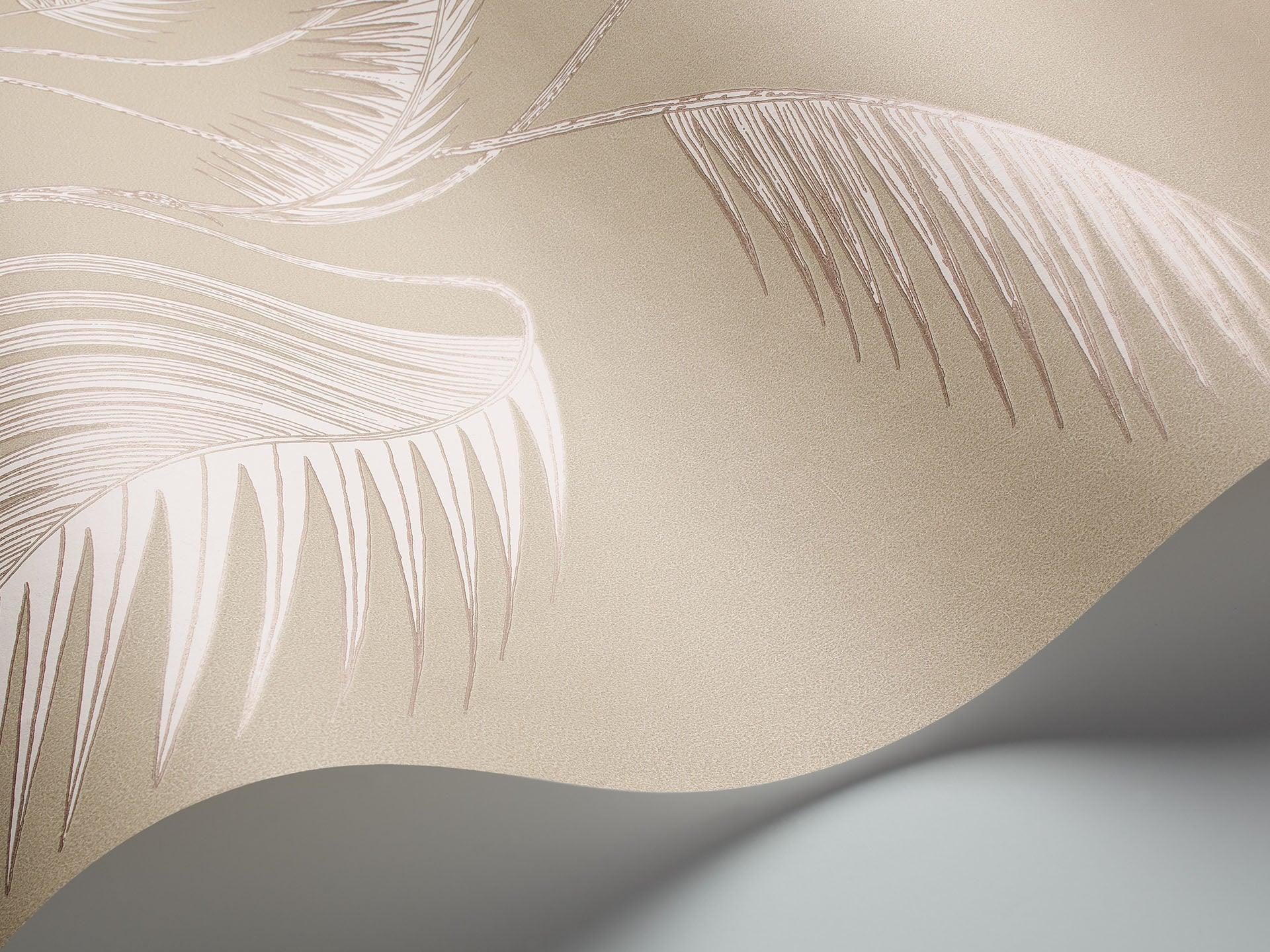 Tapeta z motywem roślinnym liści palmy CONTEMPORARY COLLECTION - Palm Leaves krem na beżu na ścianę