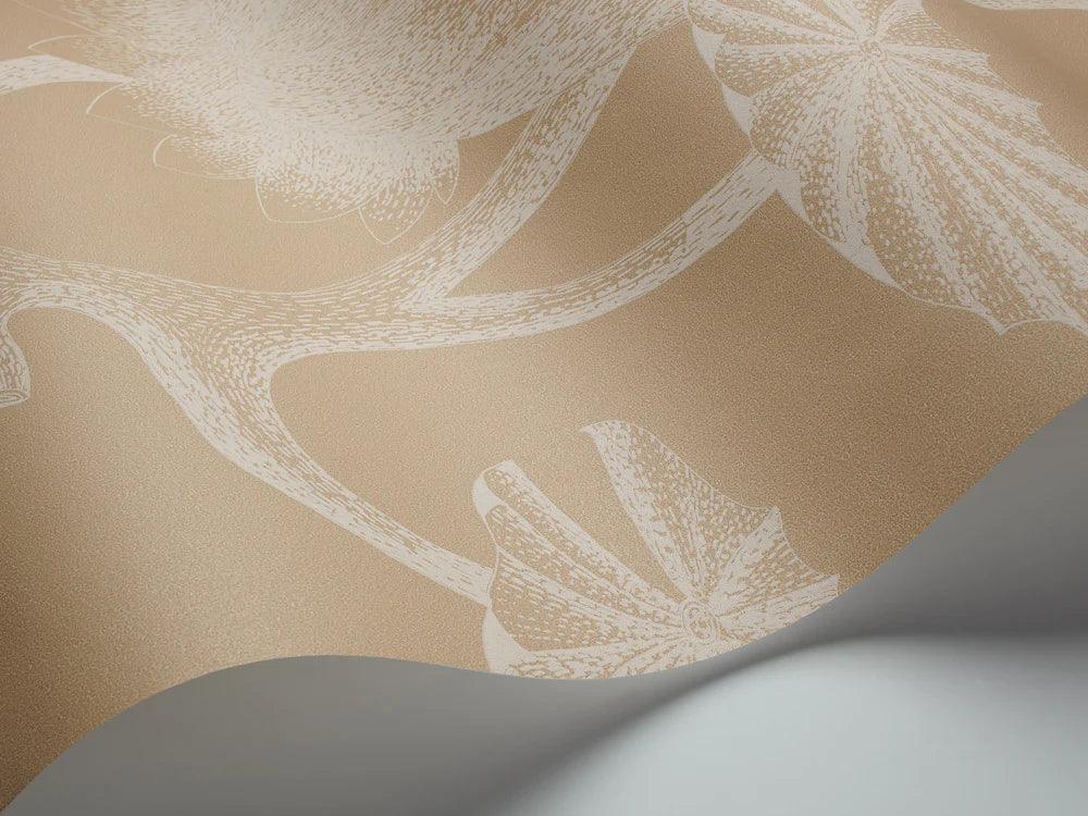 Tapeta z motywem roślinnym CONTEMPORARY RESTYLED - Lily piaskowy na ścianę