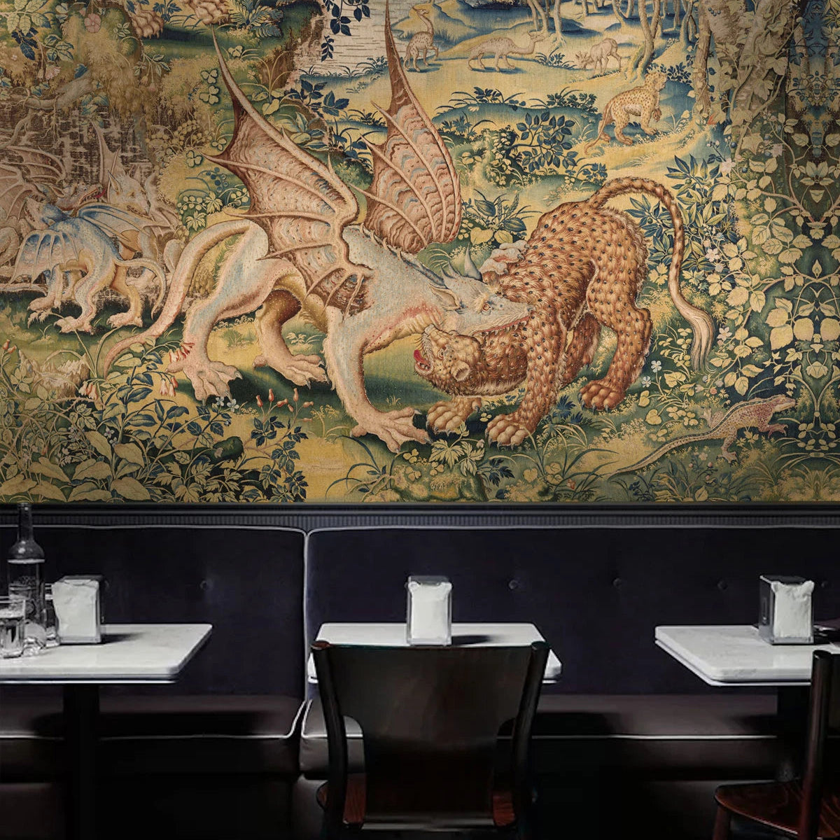 Tiermotiv-Tapete DRAGON ARRAS sandbeige mit grünem Akzent