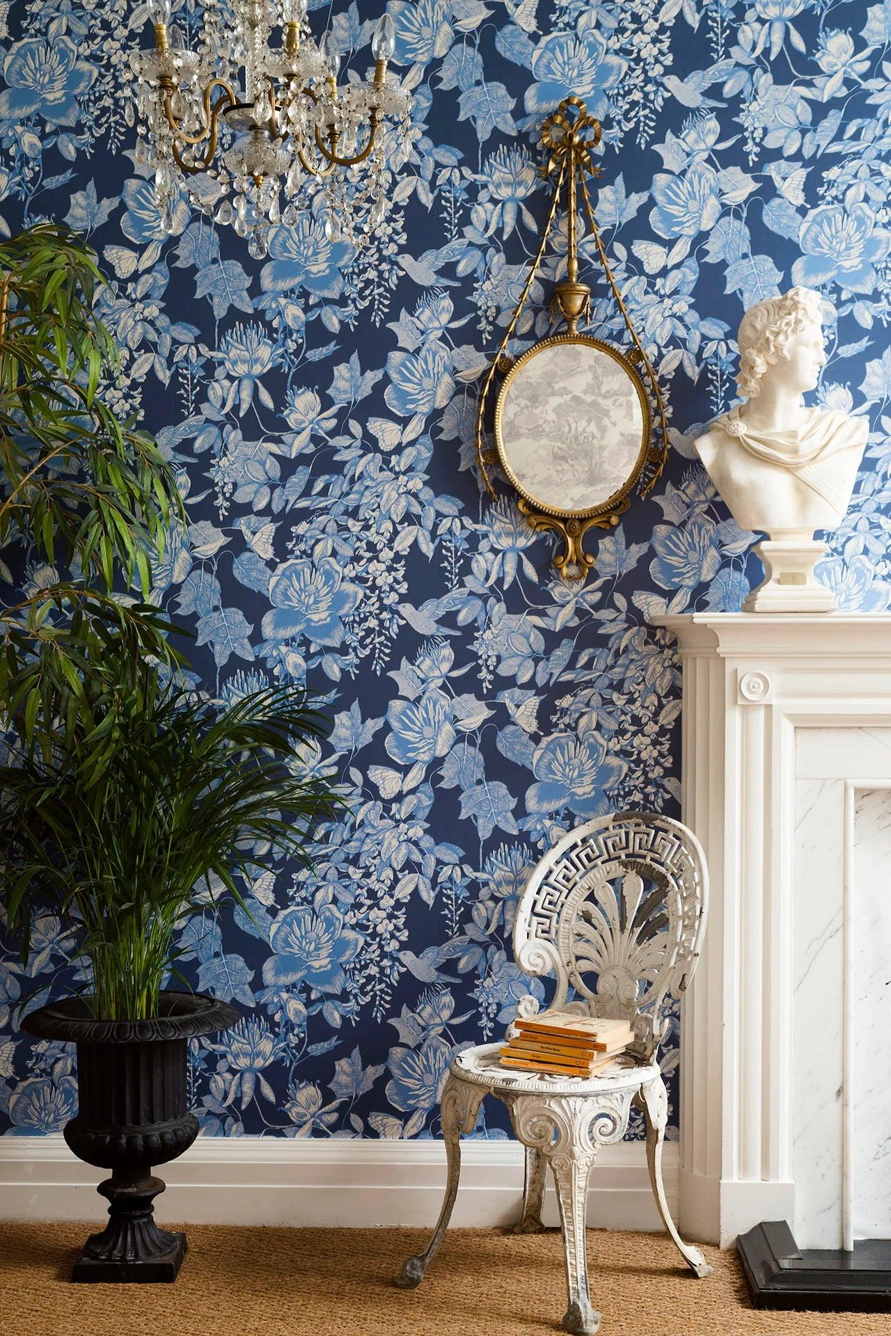 Wallpaper with a floral and leaf plant motif FOLIE - Tivoli ochre