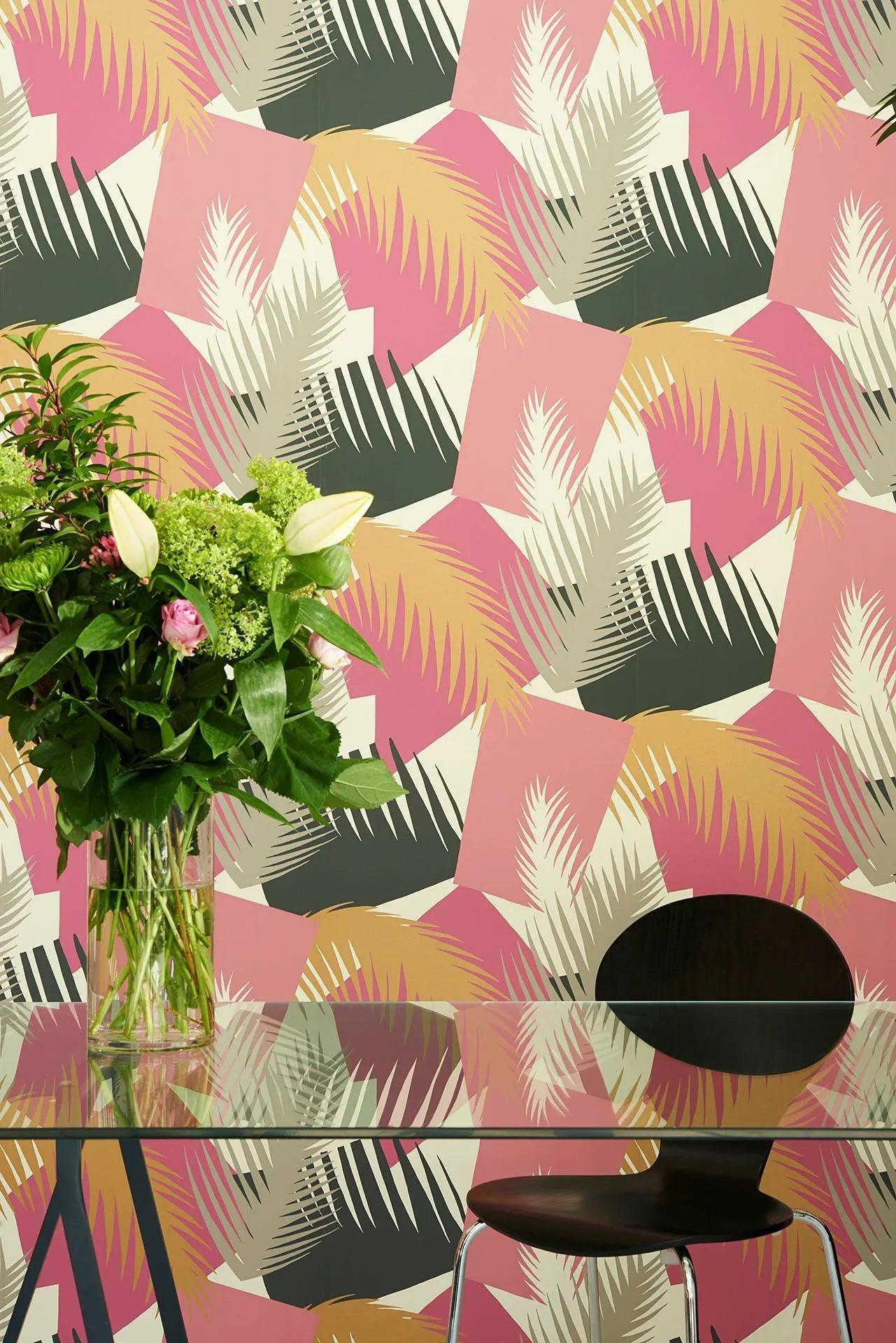 Tapeta z geometrycznym i roślinnym wzorem liści palmy GEOMETRIC II - Deco Palm różowy na ścianę