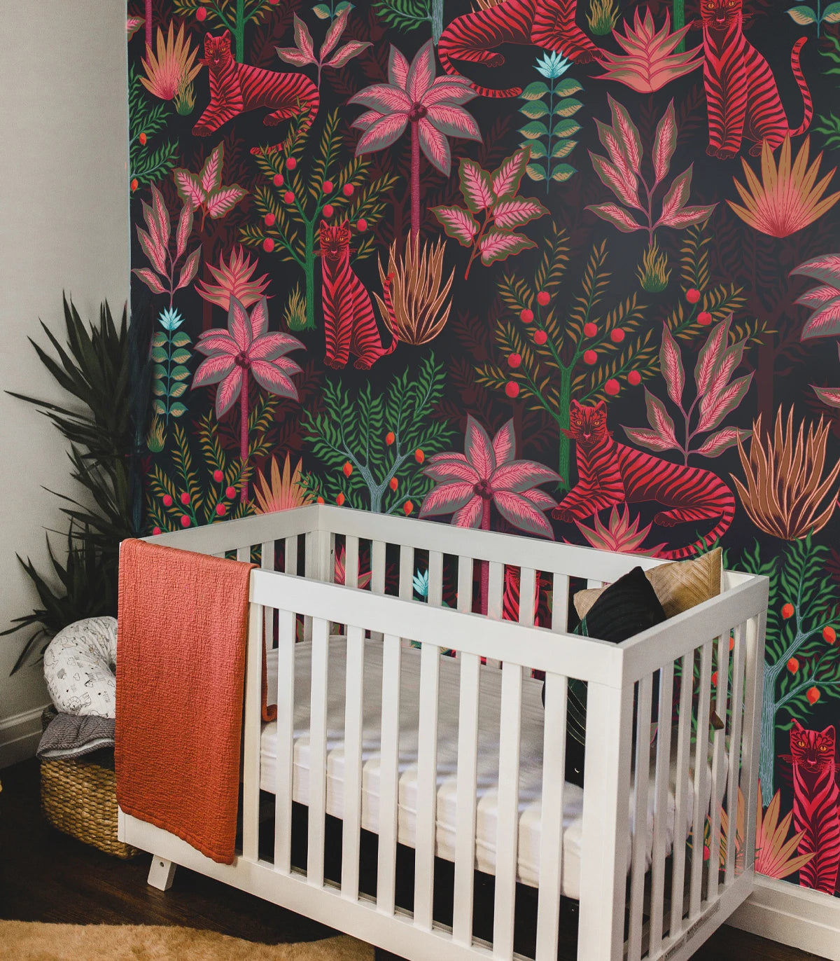 Tapete mit pflanzlichem und tierischem Motiv GOLD TIGERS SCHWARZ schwarz mit rot