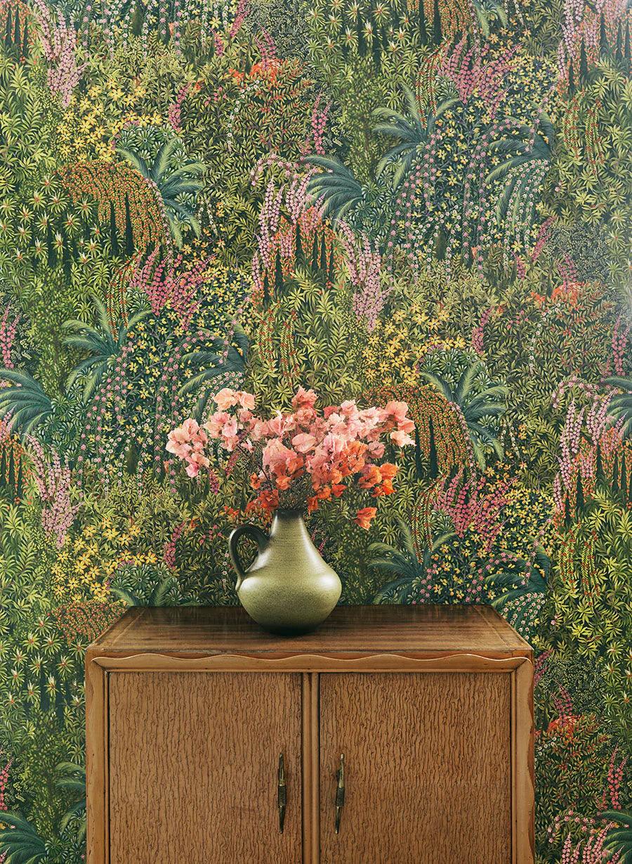 Wallpaper with a floral and leaf plant motif THE GARDENS - Cascade olive