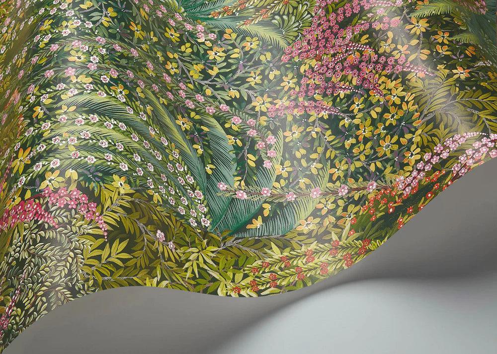 Tapeta z motywem roślinnym kwiatów i liści THE GARDENS - Cascade zielony na ścianę – Cole & Son