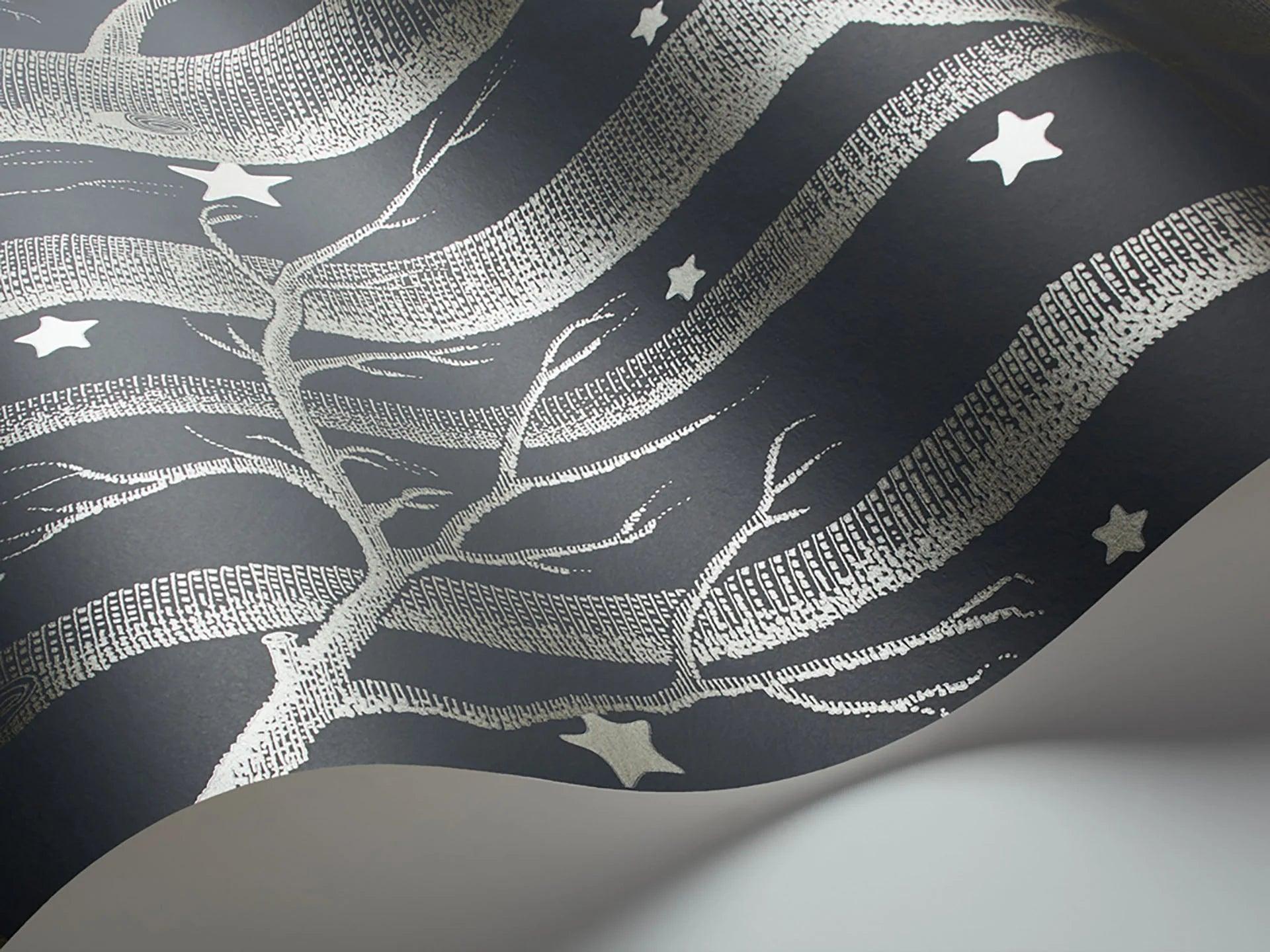 Tapeta z motywem roślinnym drzew i lasu WHIMSICAL - Woods & Stars czarny – metal