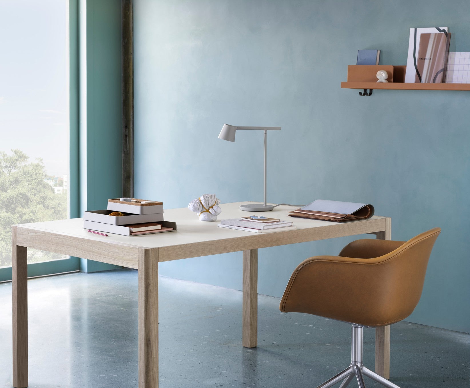 Tafel WORKSHOP grijs linoleum met eiken basis