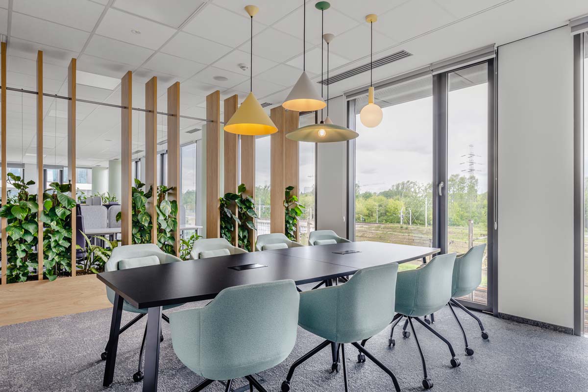 Bureau stoel ULTRA met kruisvoet en wielen voor harde oppervlakken