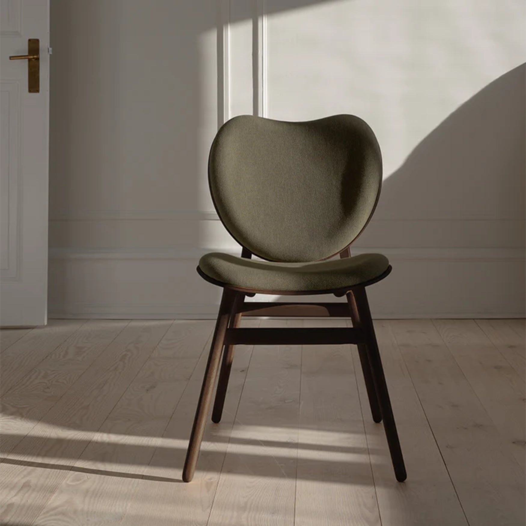 Stuhl CONVERSATION grün mit dunklem Eichenfuß