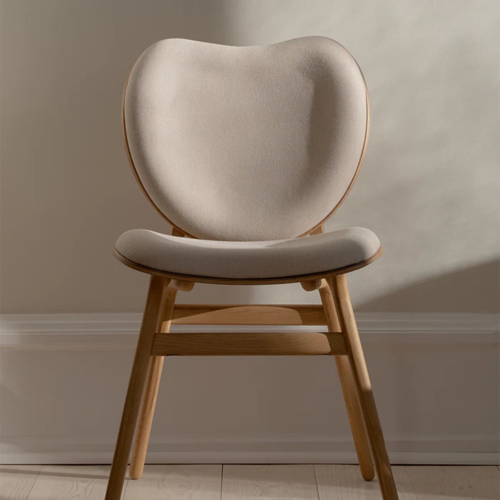 Stoel CONVERSATIE zandkleurig met eiken basis