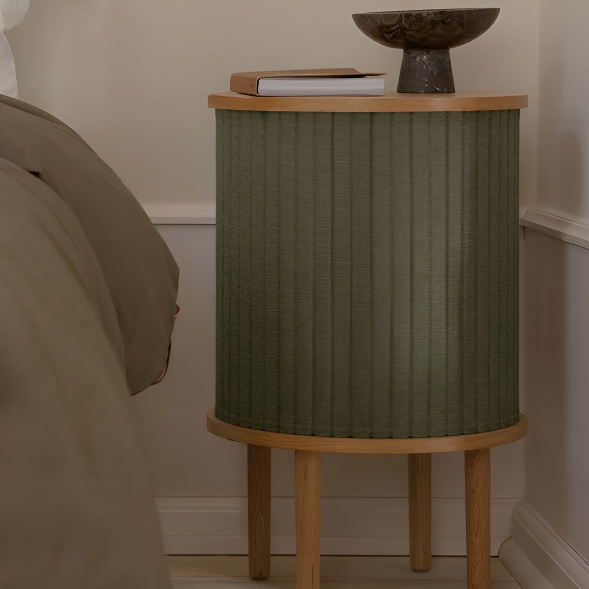 Audacieuze groene bijzettafel met eikenhout