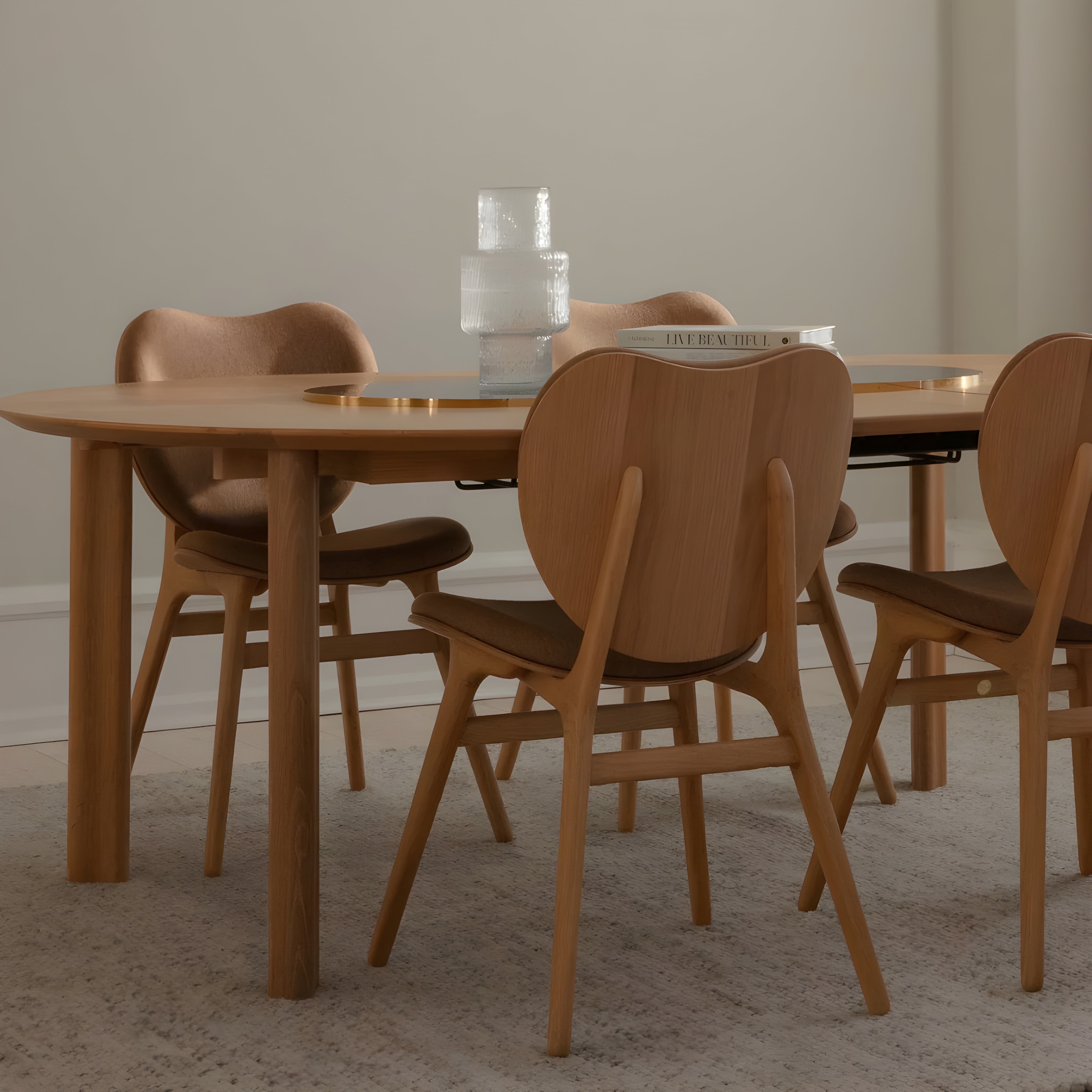 Ausziehbarer runder Tisch COMFORT CIRCLE aus Eiche mit messingfarbenem Sockel