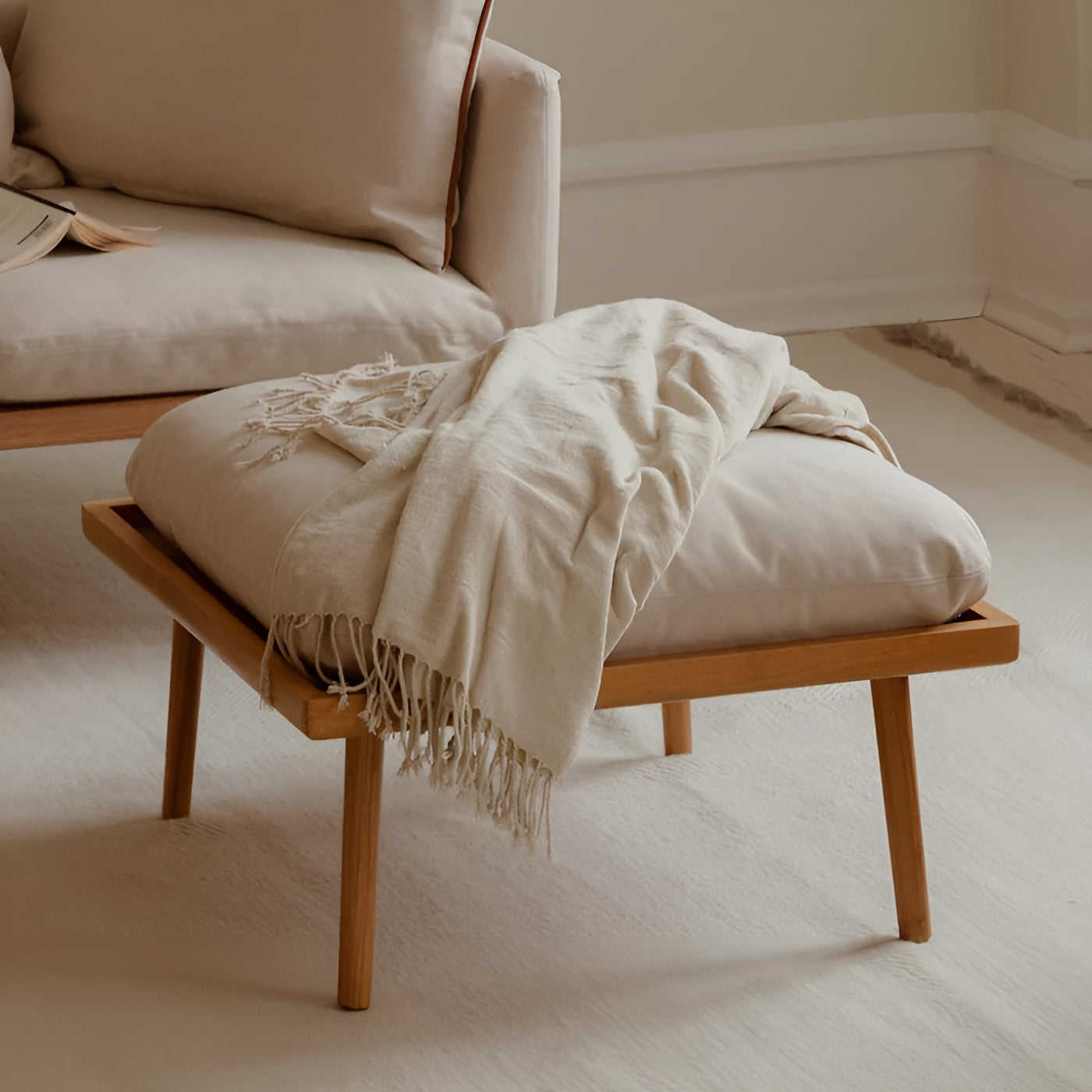 Puf LOUNGE AROUND SHUFFLE beige met een donkere eiken basis