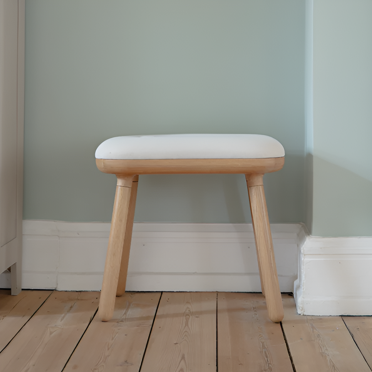 Hocker PAFF gebrochenes Weiß mit Eichenbasis