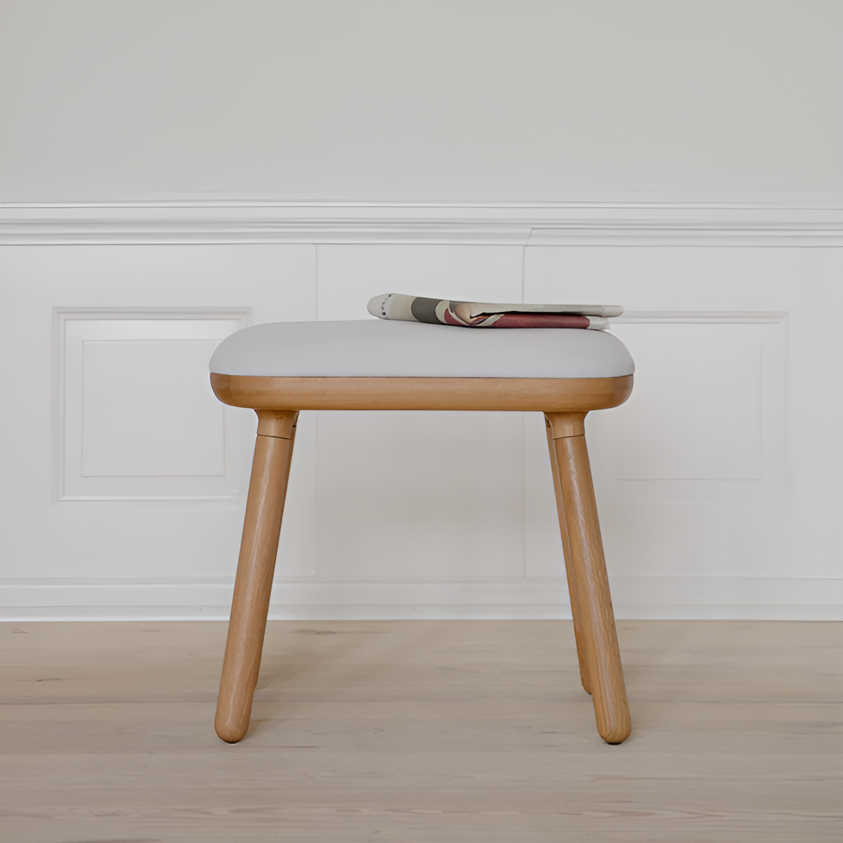 Hocker PAFF gebrochenes Weiß mit Eichenbasis