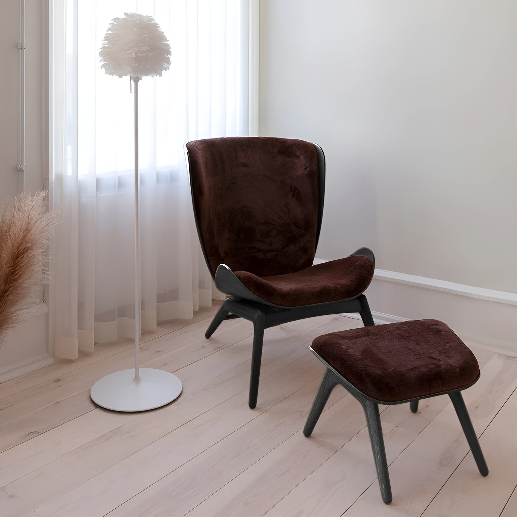 Poef READER bruin pluche met zwarte basis