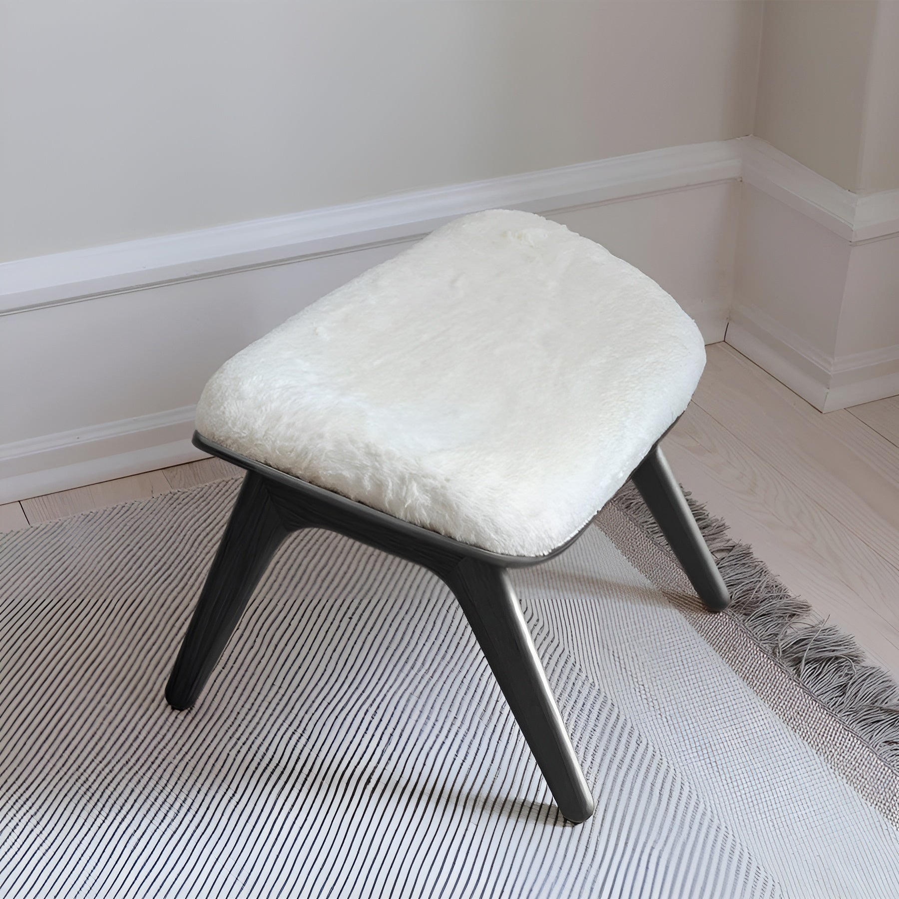 Poef READER wit pluche met zwarte basis