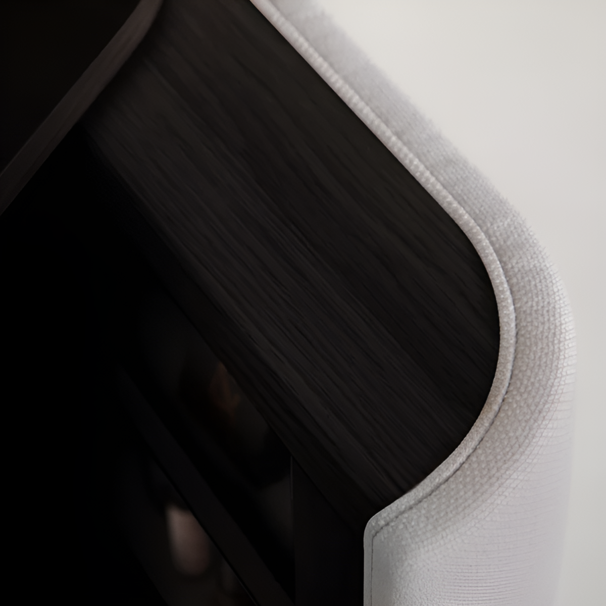 Schrank TREASURES gebrochenes Weiß mit schwarzem Sockel