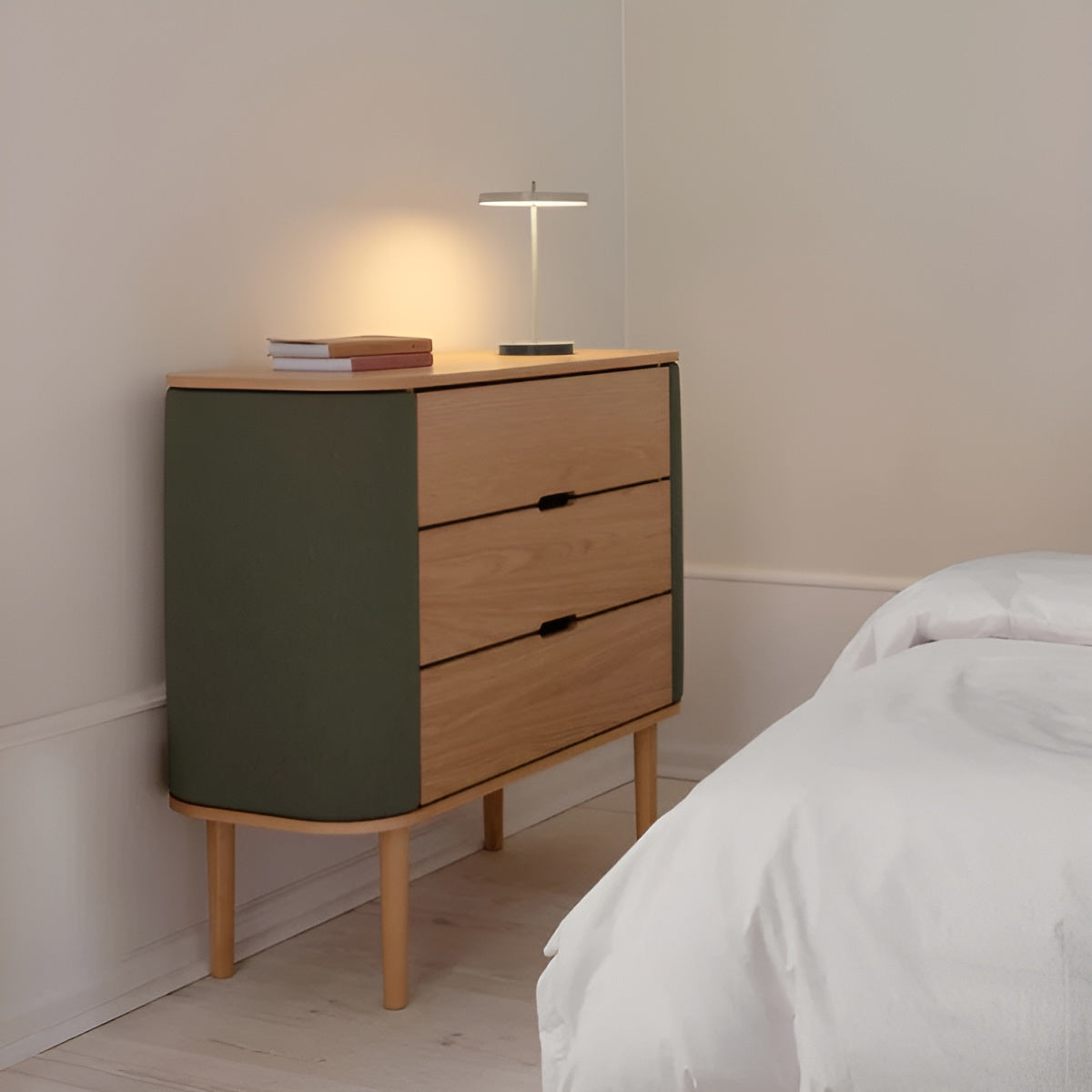 Schrank TREASURES grün mit Eichenbasis