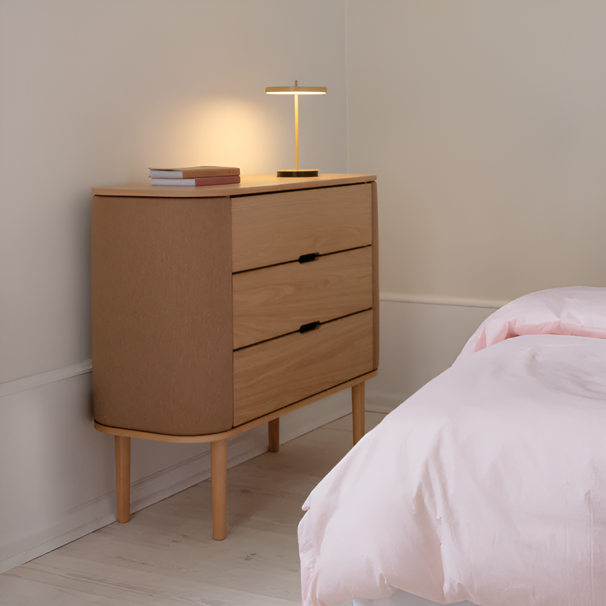 Kast TREASURES karamelkleurig met eiken basis