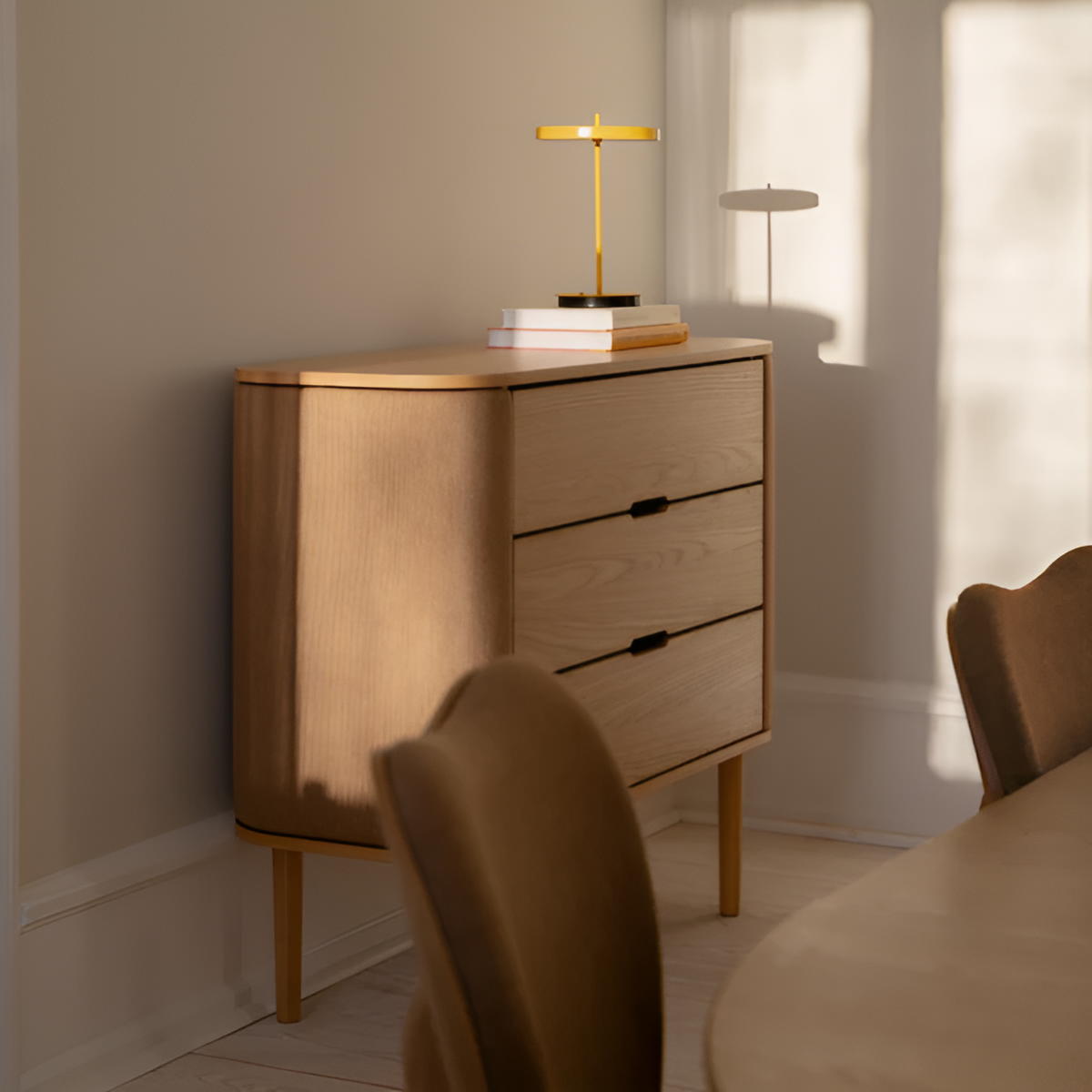 Kast TREASURES karamelkleurig met eiken basis