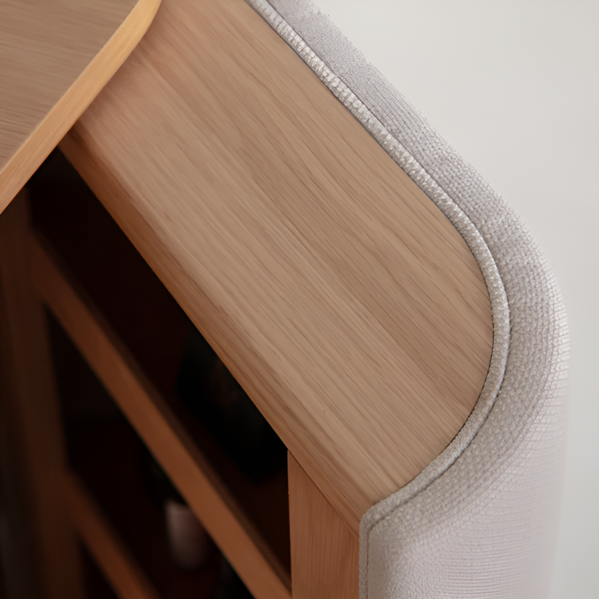 Kast TREASURES gebroken wit met eiken basis